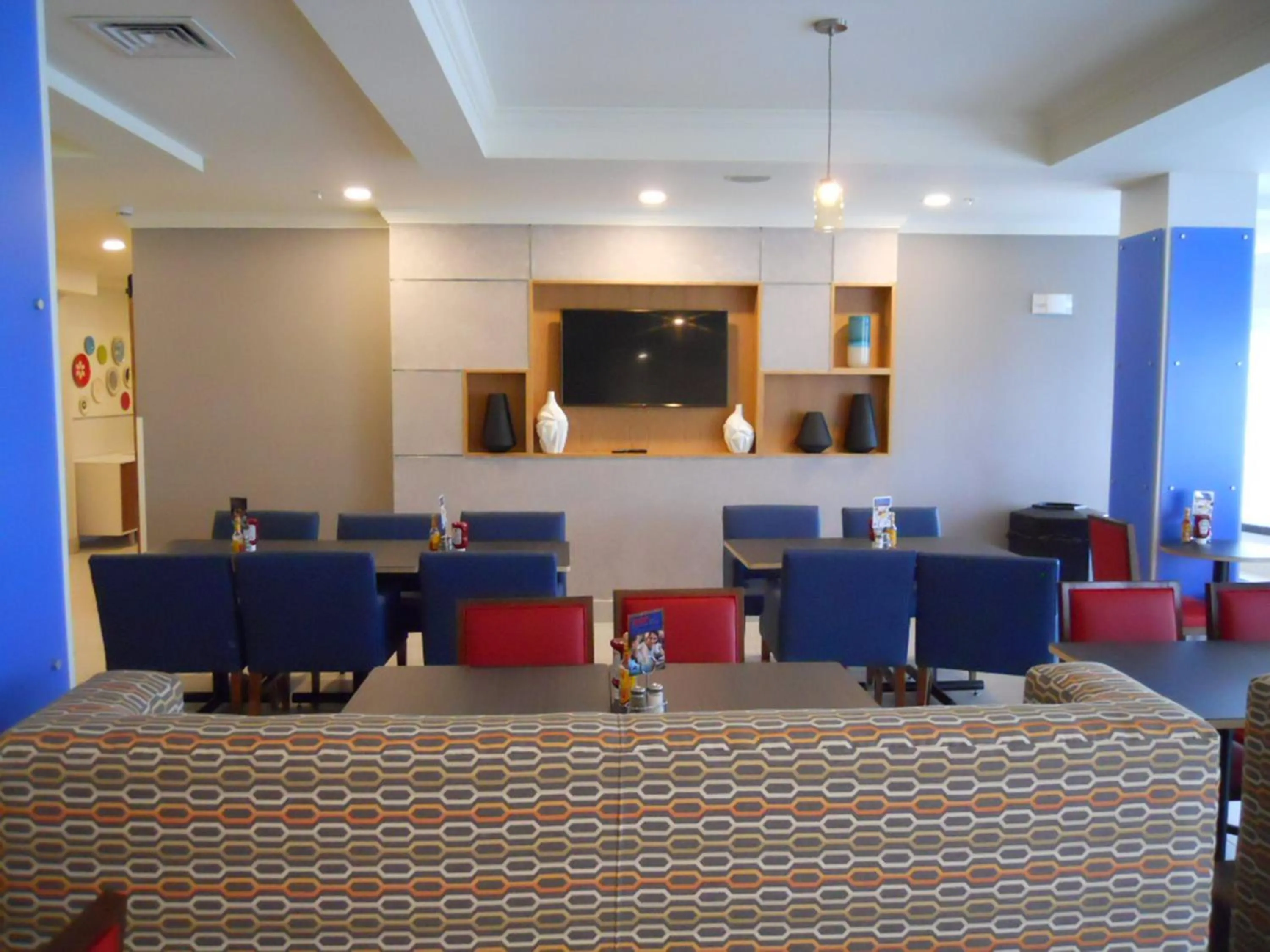 Breakfast in Holiday Inn Express & Suites Bethlehem Airport-Allentown Area