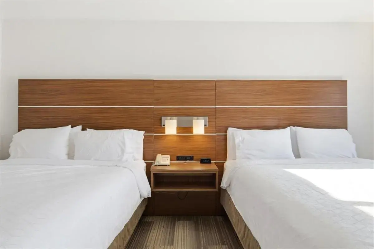 Bedroom, Bed in Holiday Inn Express & Suites Bethlehem Airport-Allentown Area Bedroom, Bed in Holiday Inn Express & Suites Bethlehem Airport-Allentown Area