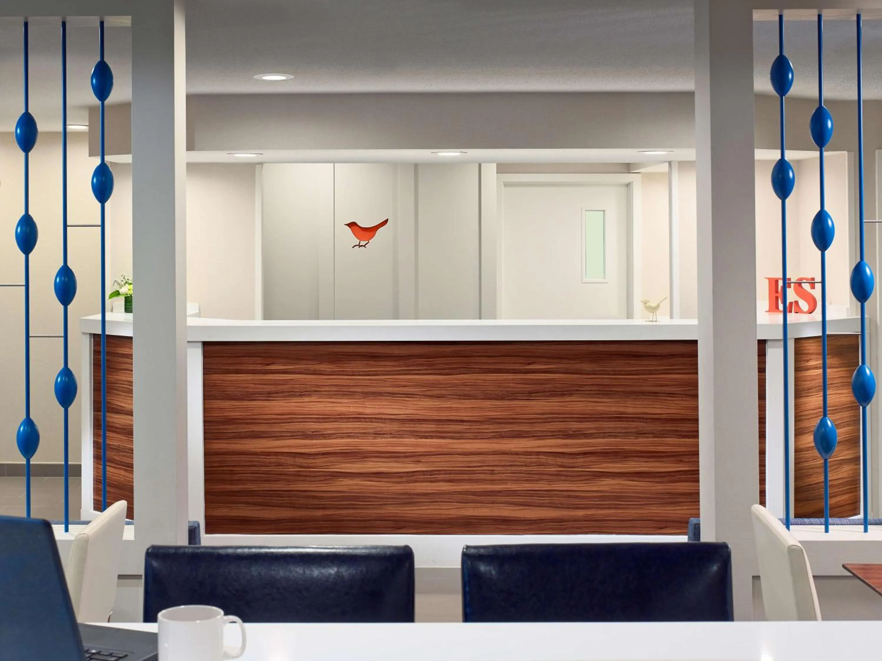 Lobby or reception in Sonesta Simply Suites Cleveland Airport