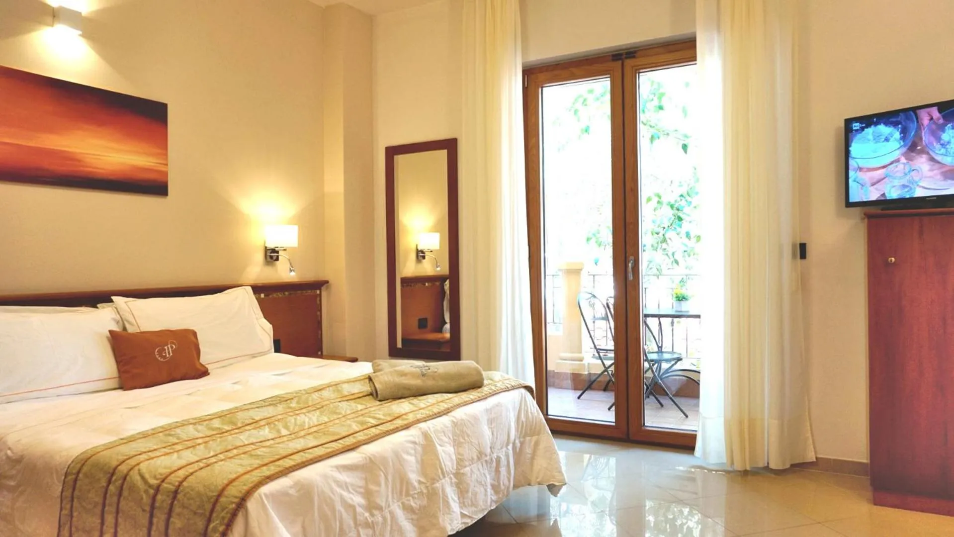 Communal lounge/ TV room, Bed in Hotel Residence Piccolo