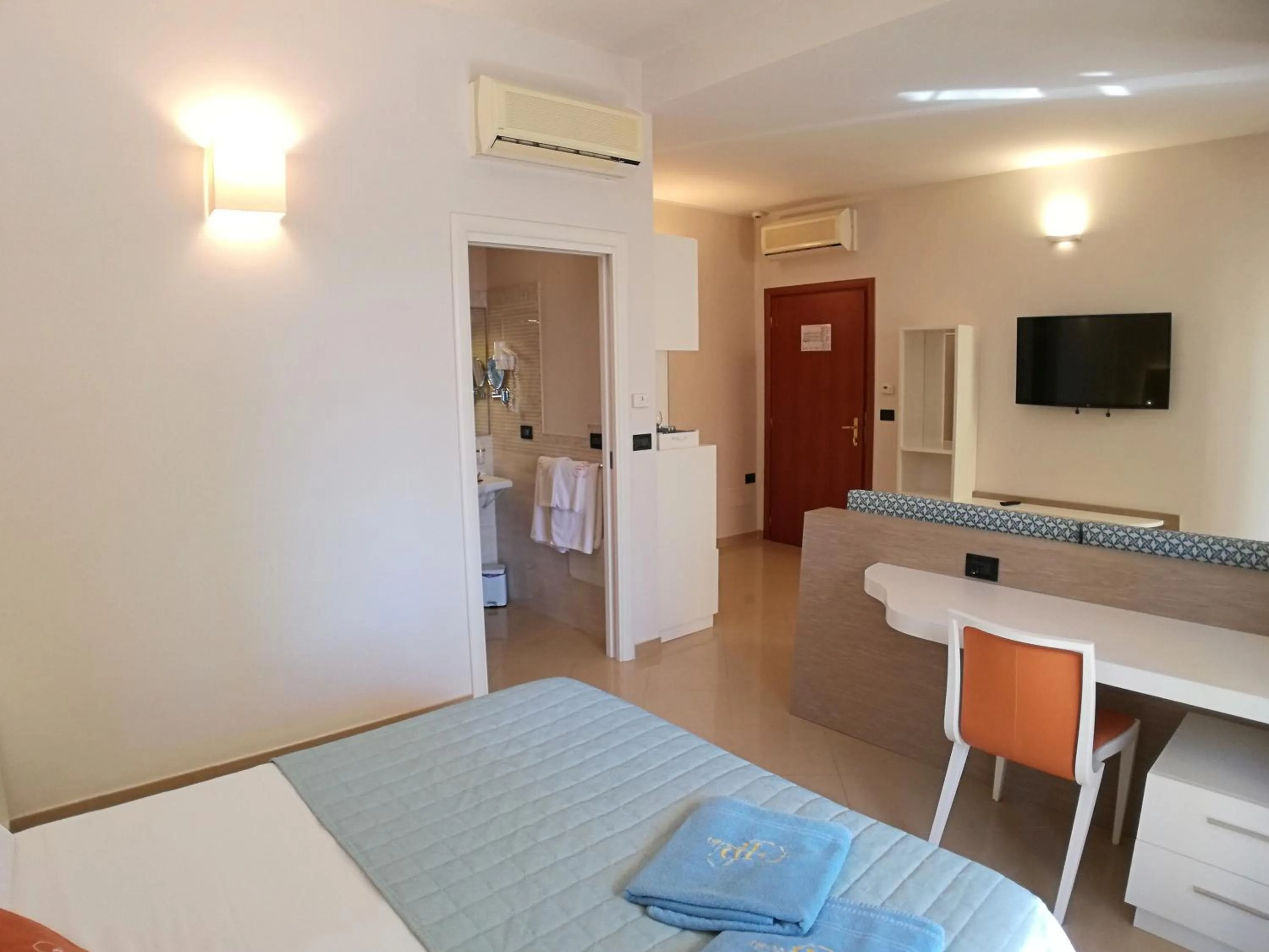 Bathroom, Bed in Hotel Residence Piccolo