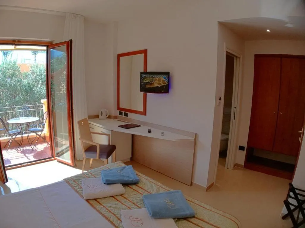 Communal lounge/ TV room, Bed in Hotel Residence Piccolo