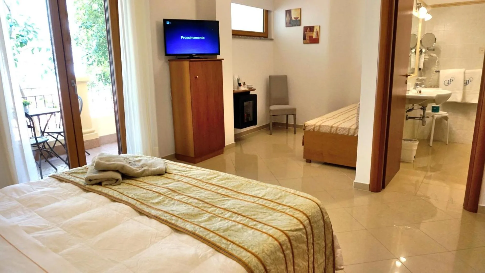 Communal lounge/ TV room, Bed in Hotel Residence Piccolo