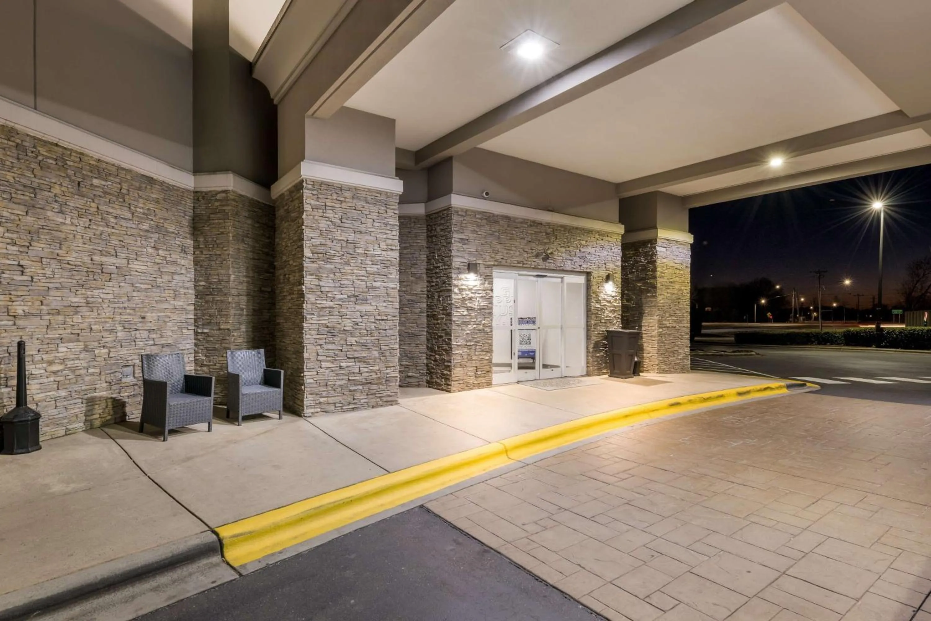 Property building in Hampton Inn & Suites Charlotte-Airport