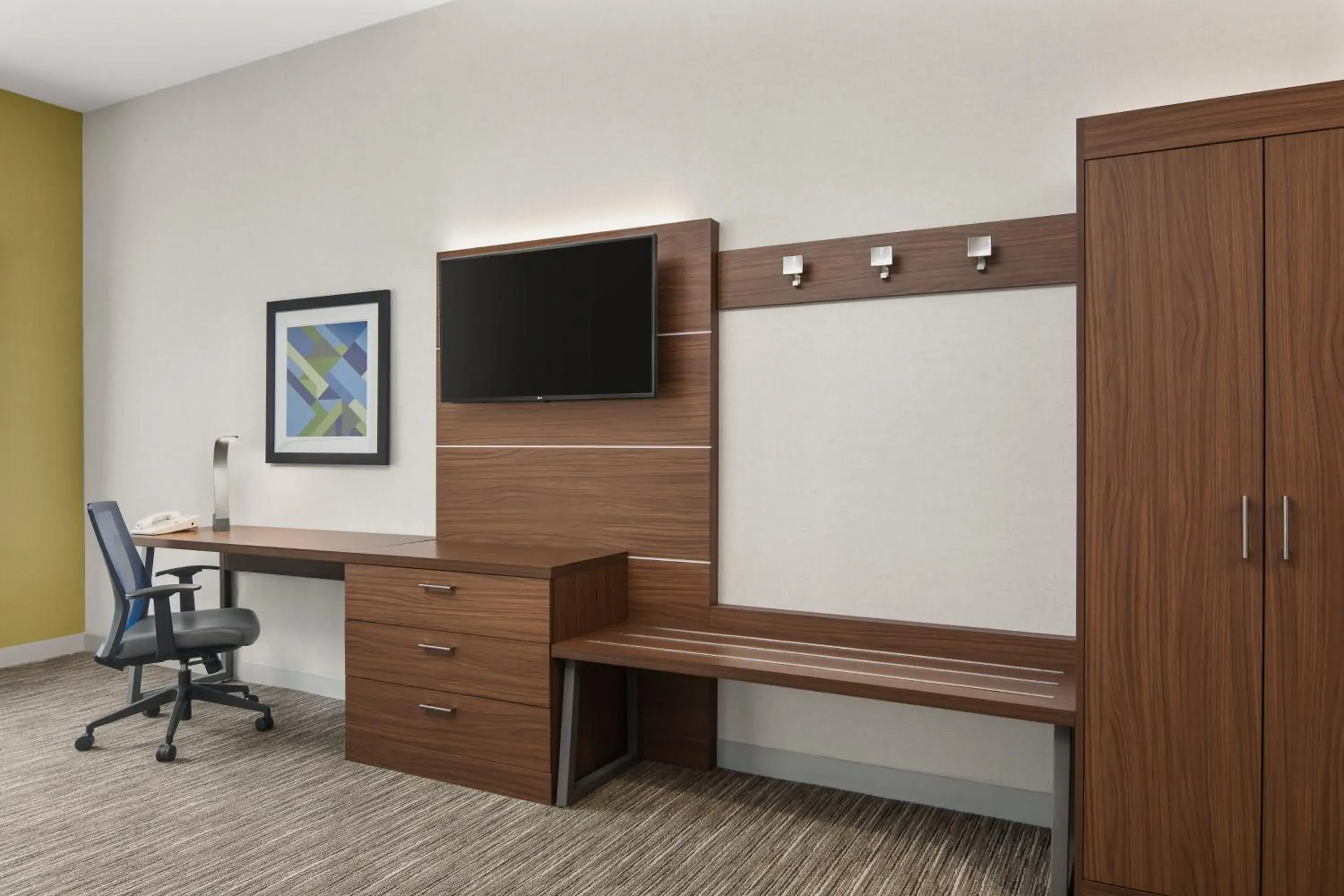 Photo of the whole room, TV/Entertainment Center in Holiday Inn Express Hotel & Suites Sacramento Airport Natomas