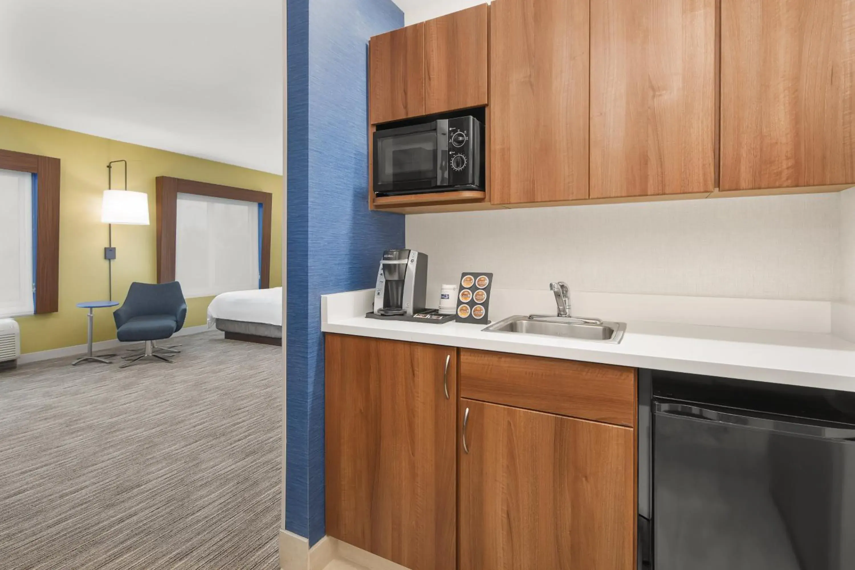 Photo of the whole room, Kitchen/Kitchenette in Holiday Inn Express Hotel & Suites Sacramento Airport Natomas