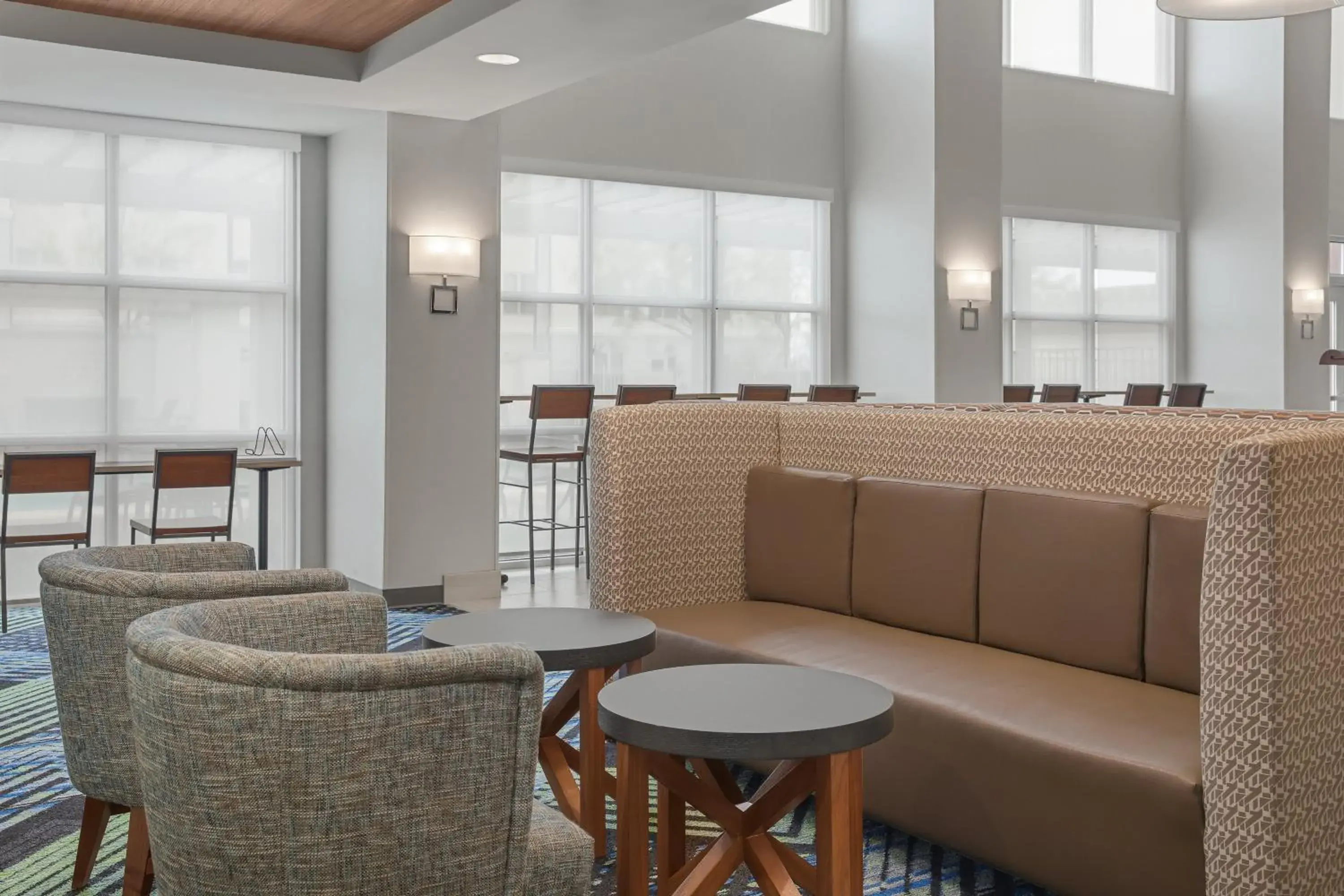 Property building, Lounge/Bar in Holiday Inn Express Hotel & Suites Sacramento Airport Natomas