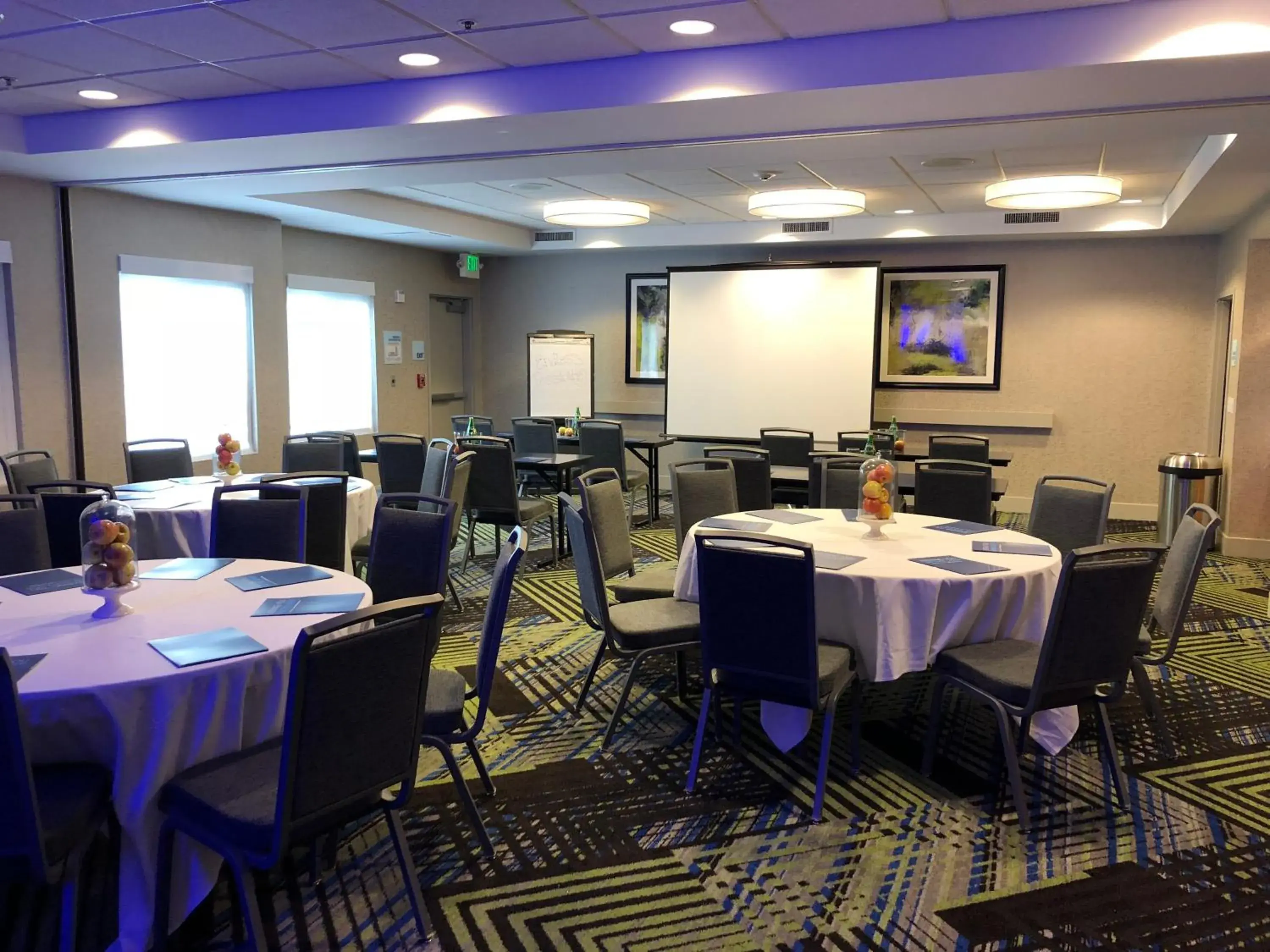 Meeting/conference room, Restaurant/Places to Eat in Holiday Inn Express Hotel & Suites Sacramento Airport Natomas