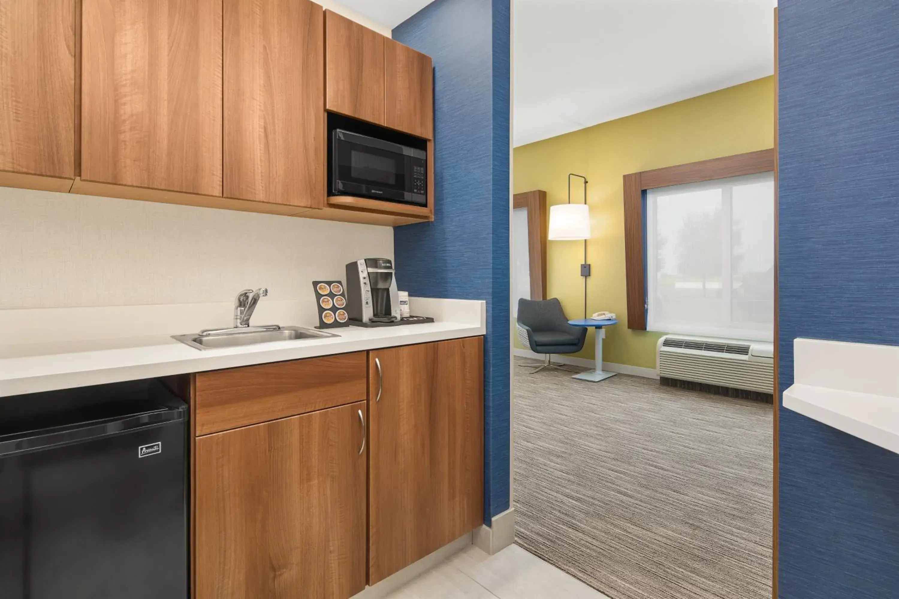 Photo of the whole room, Kitchen/Kitchenette in Holiday Inn Express Hotel & Suites Sacramento Airport Natomas