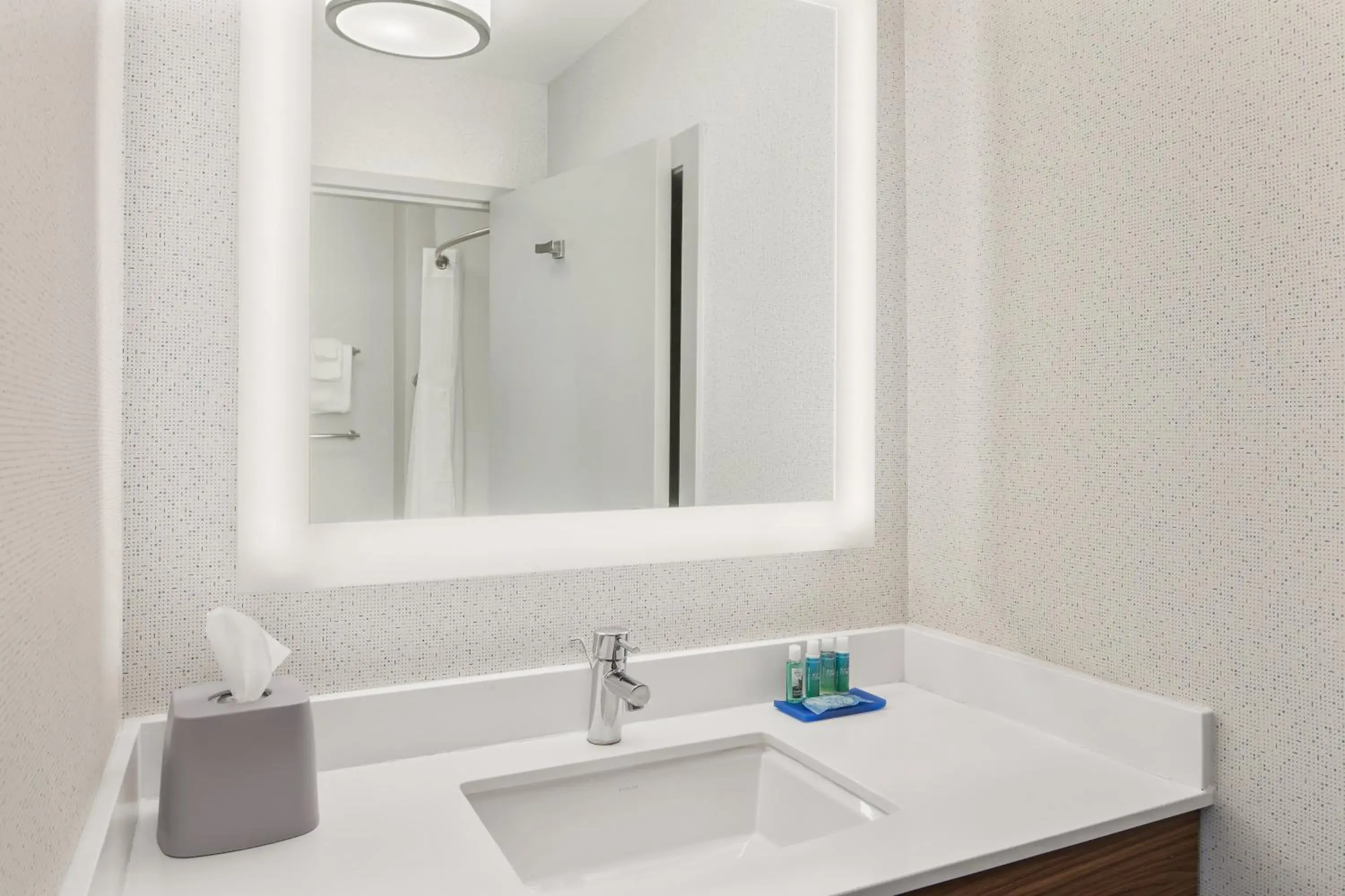 Photo of the whole room, Bathroom in Holiday Inn Express Hotel & Suites Sacramento Airport Natomas