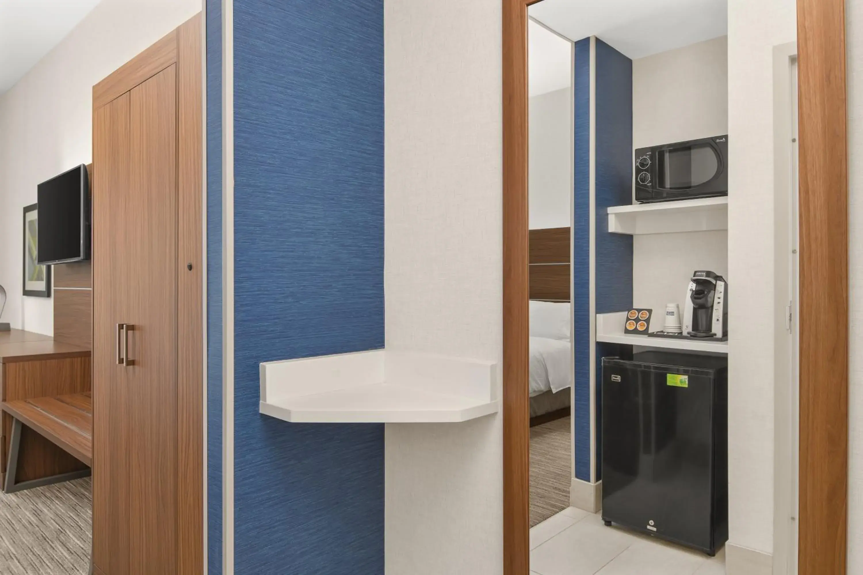 Photo of the whole room, Kitchen/Kitchenette in Holiday Inn Express Hotel & Suites Sacramento Airport Natomas