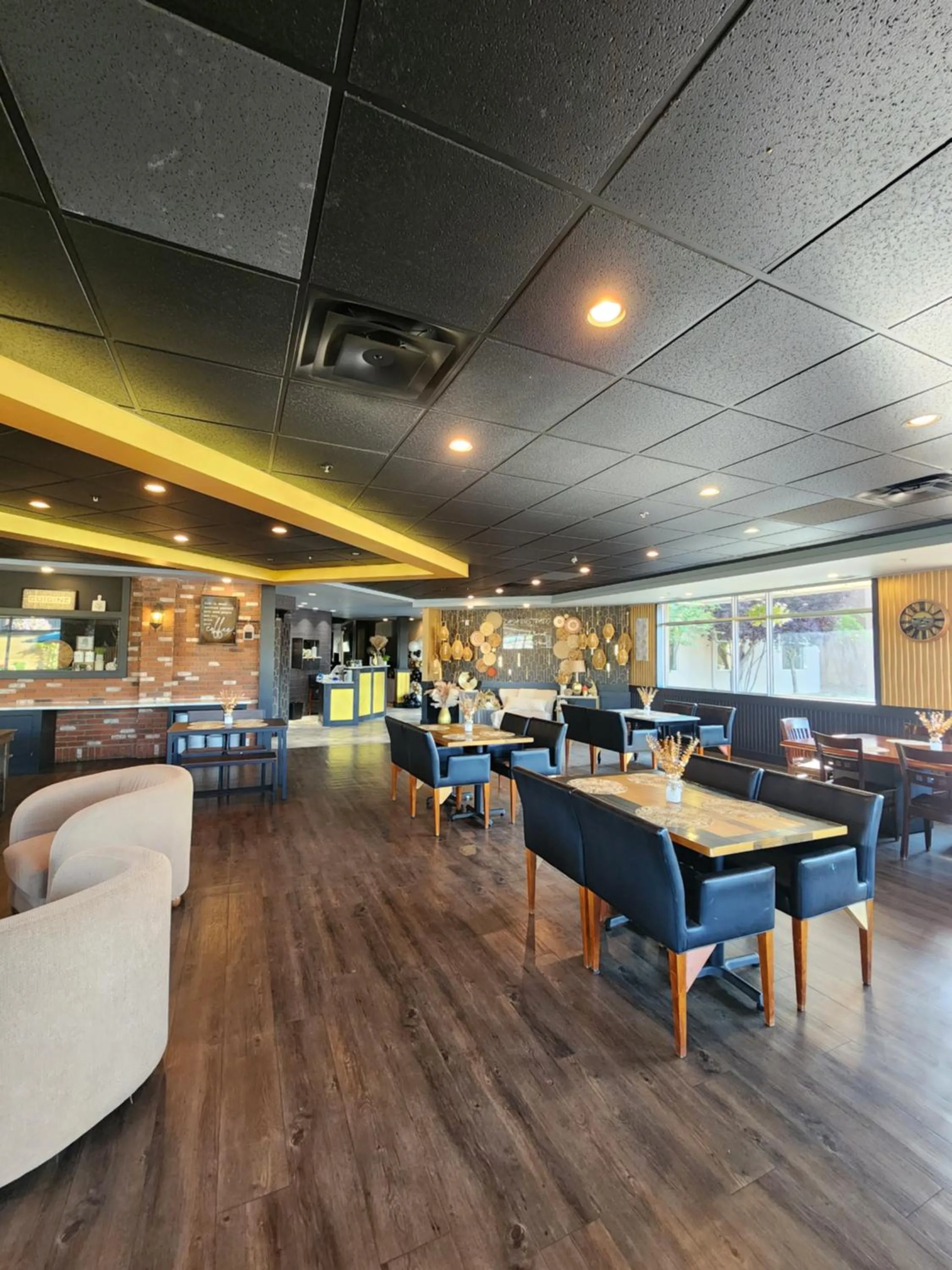 Restaurant/places to eat in Merit Hotel & Suites