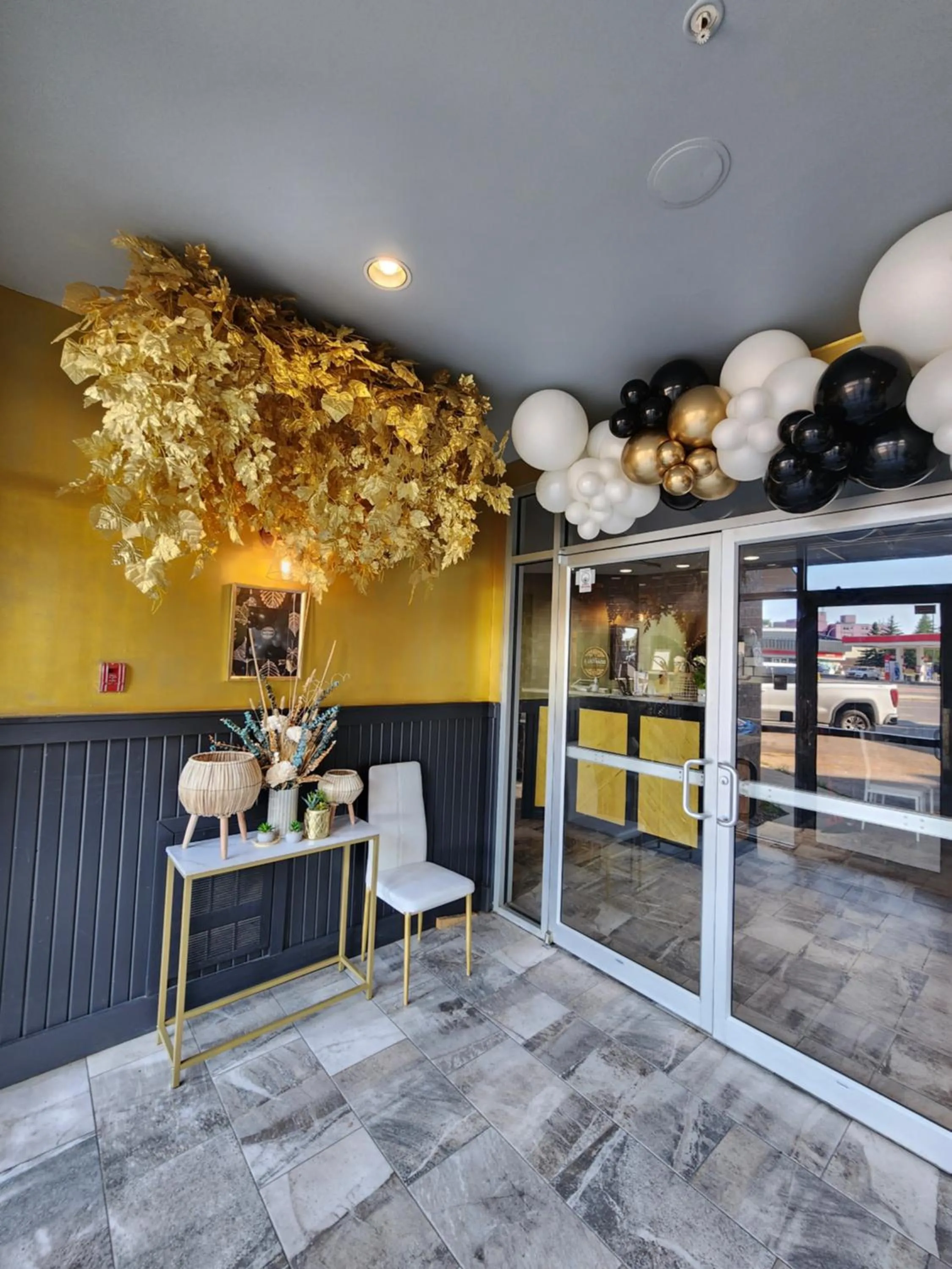 Restaurant/places to eat in Merit Hotel & Suites