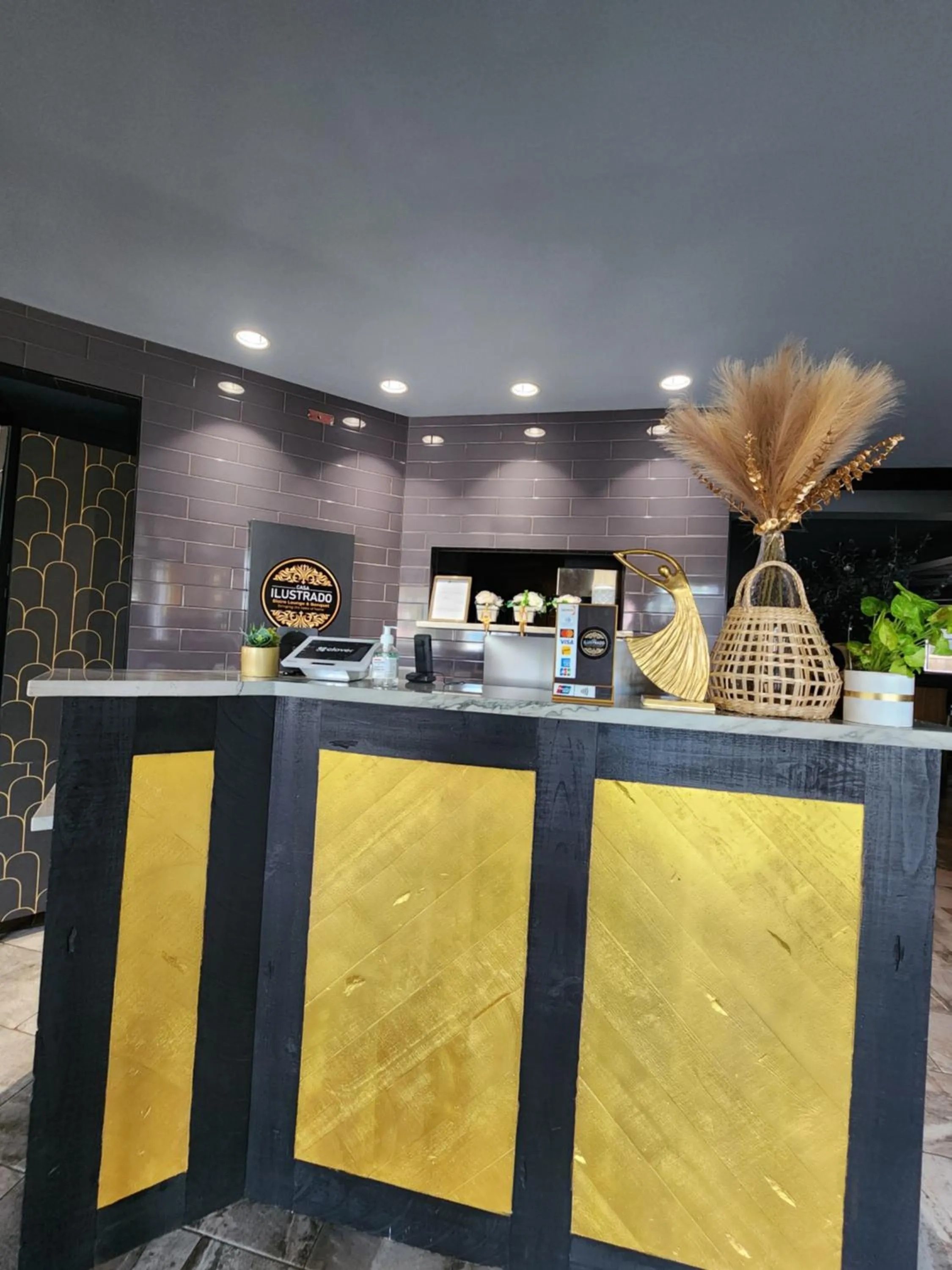 Restaurant/places to eat in Merit Hotel & Suites