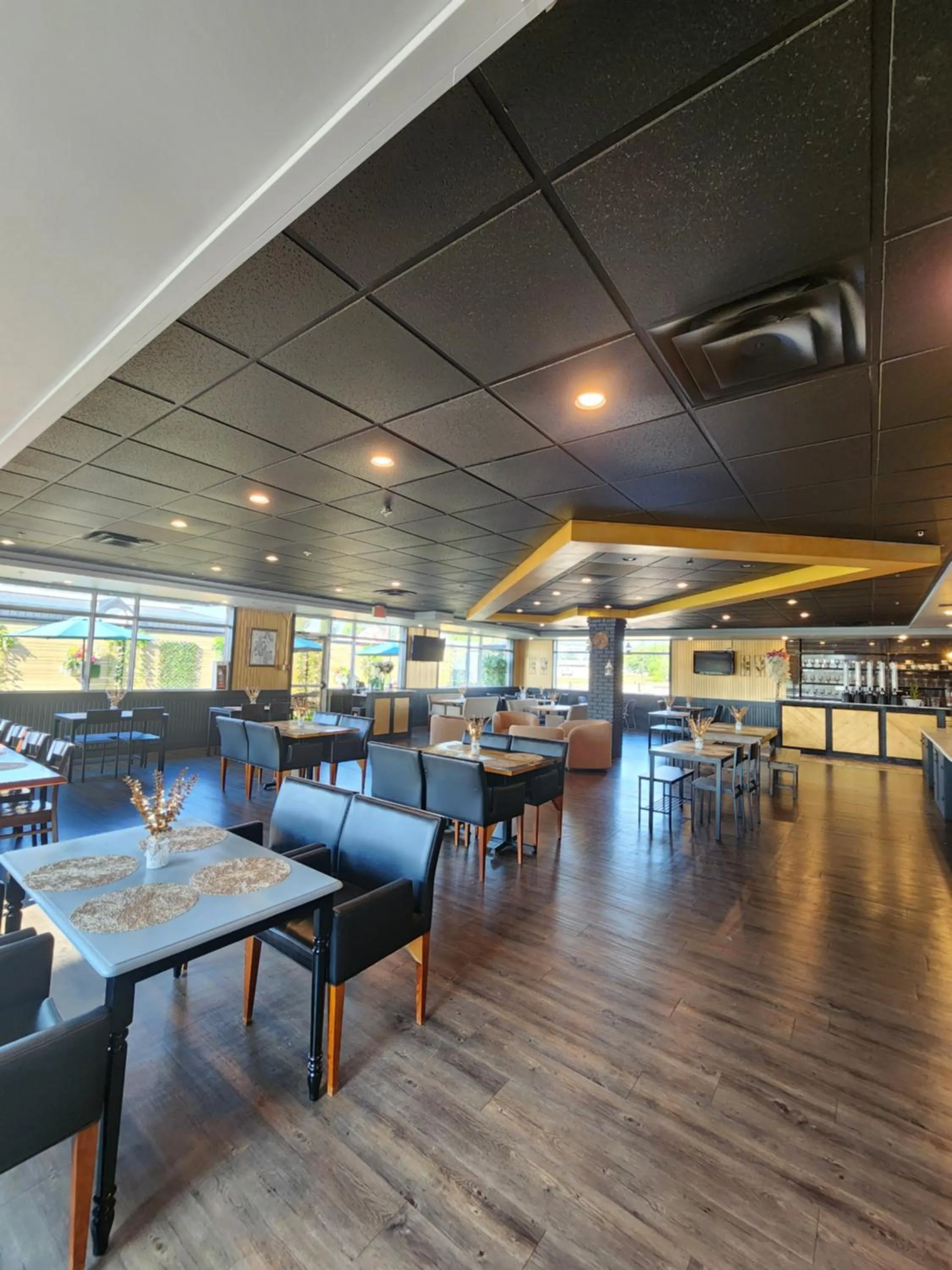 Restaurant/places to eat in Merit Hotel & Suites