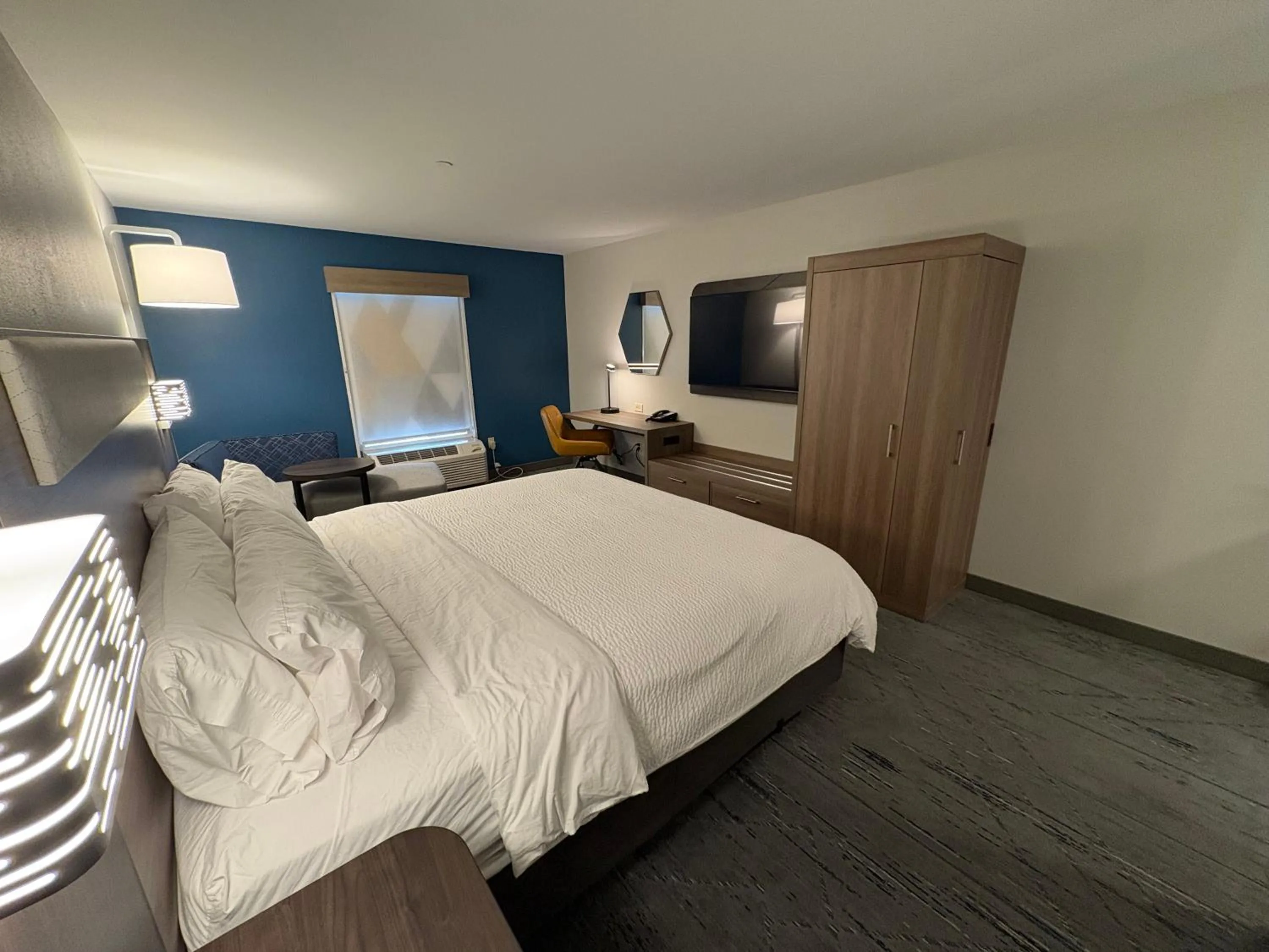 Photo of the whole room, Bed in Holiday Inn Express Hotel & Suites Lafayette by IHG