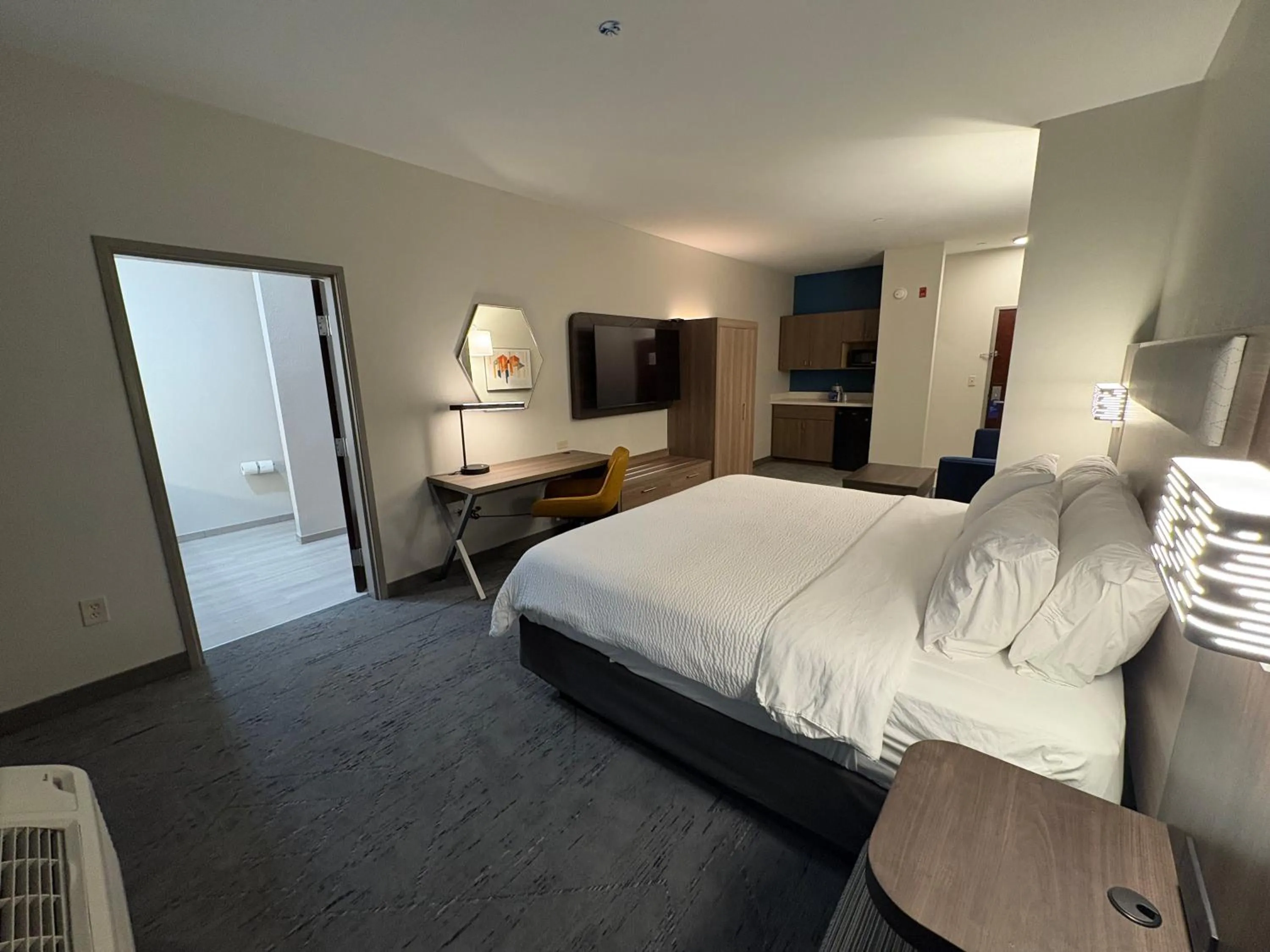 Photo of the whole room, Bed in Holiday Inn Express Hotel & Suites Lafayette by IHG