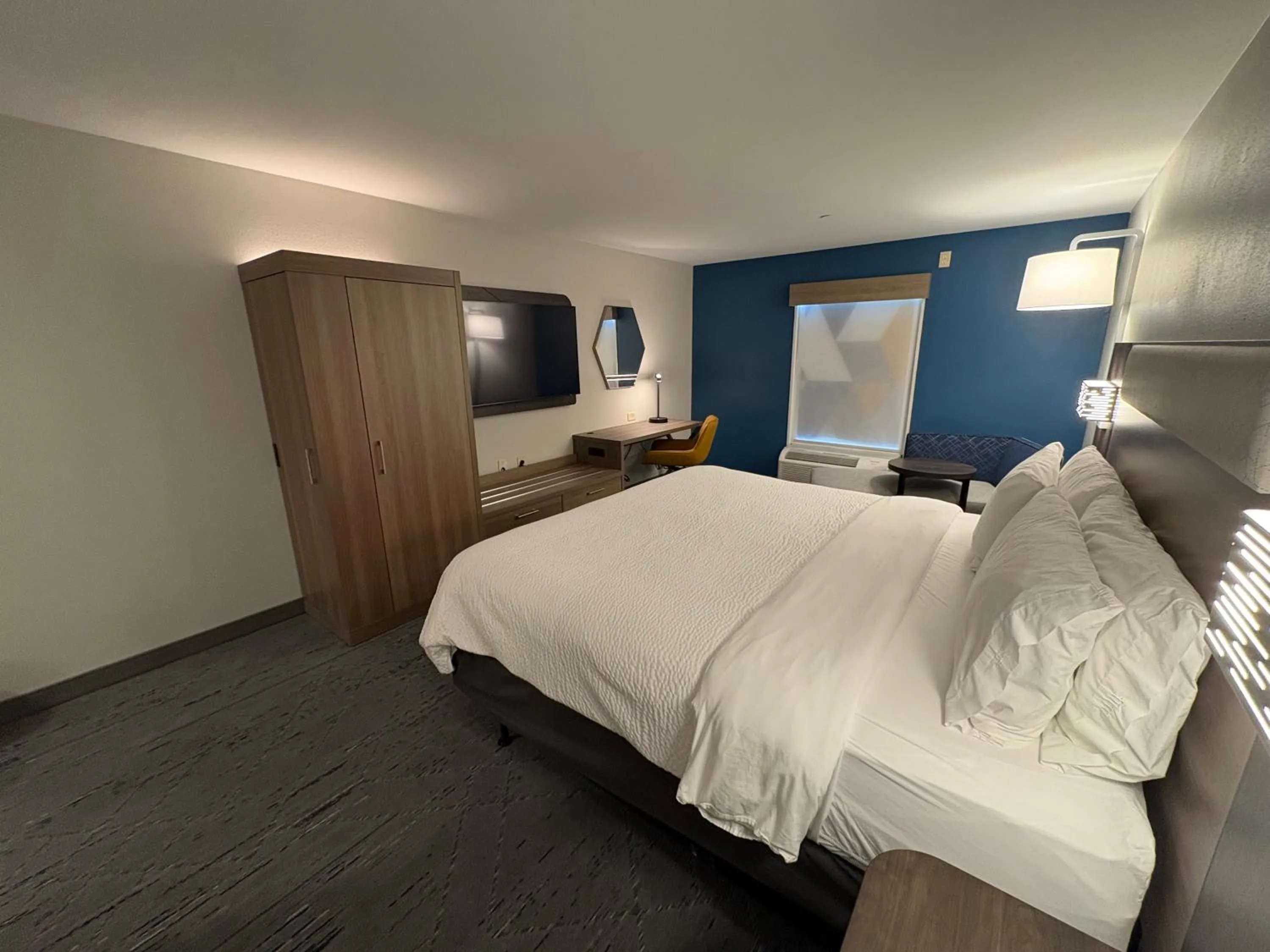 Bedroom, Bed in Holiday Inn Express Hotel & Suites Lafayette by IHG