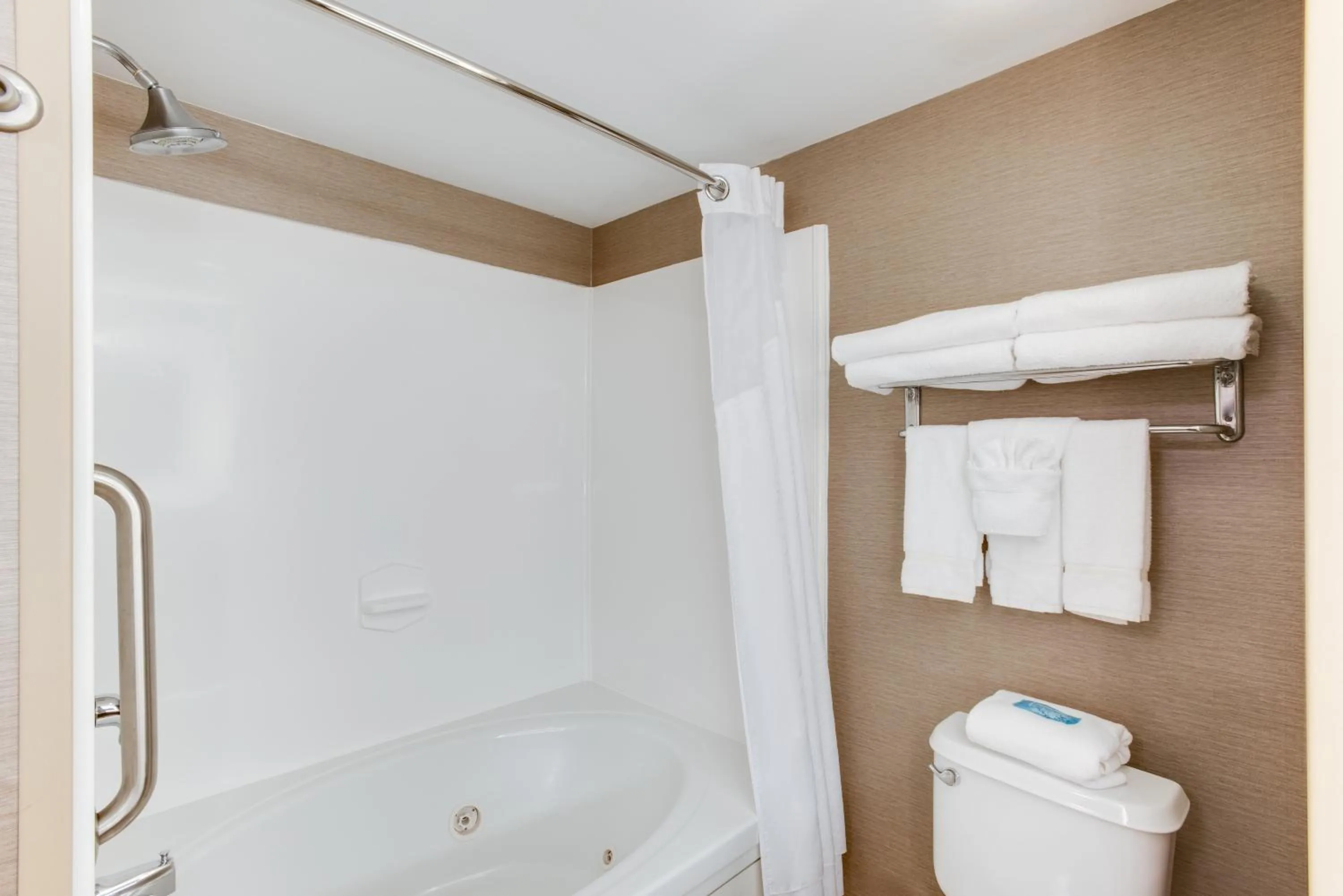 Bathroom in Holiday Inn Express Hotel & Suites Bethlehem by IHG