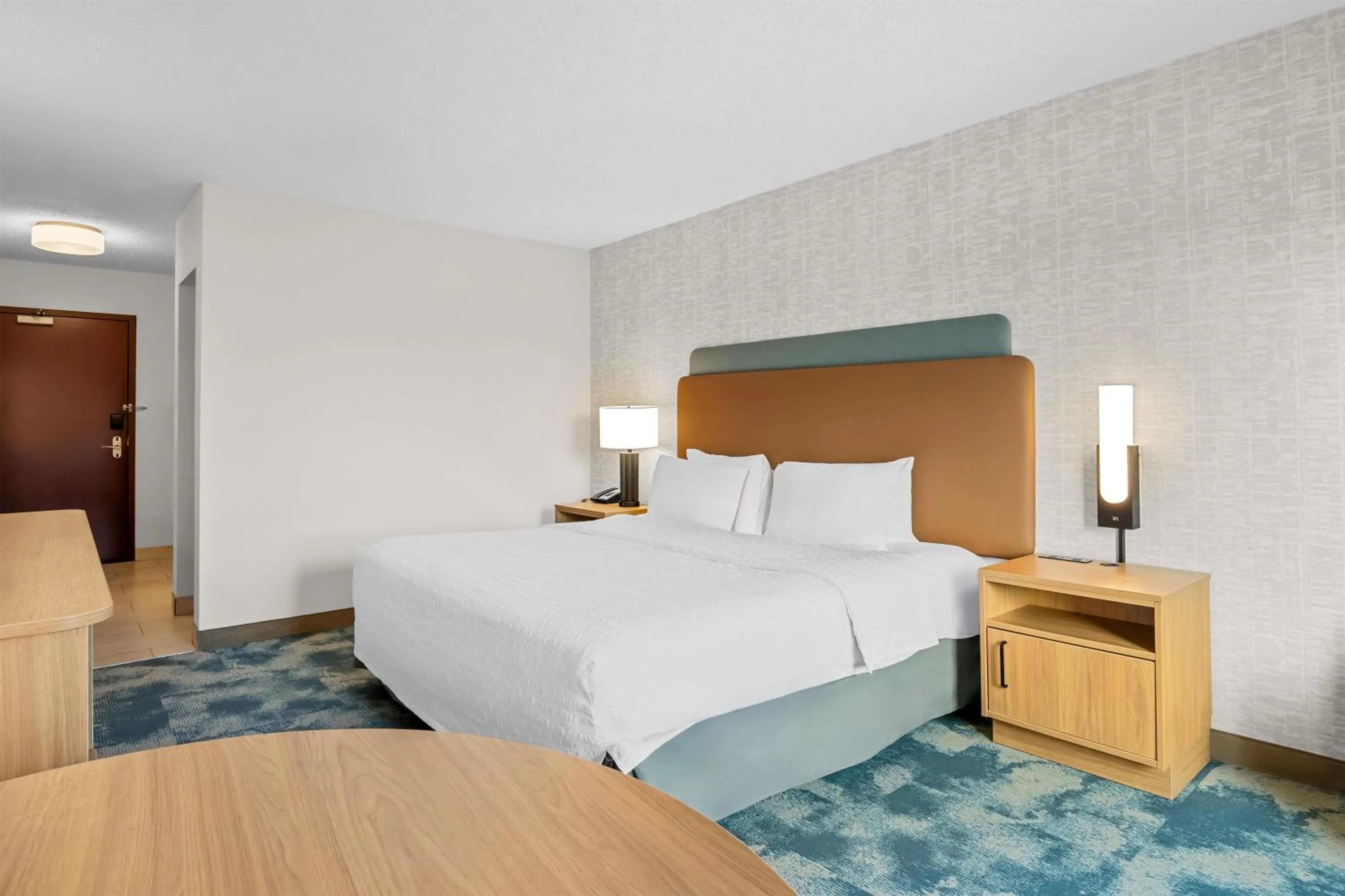 Bed in Hampton Inn & Suites Detroit-Canton