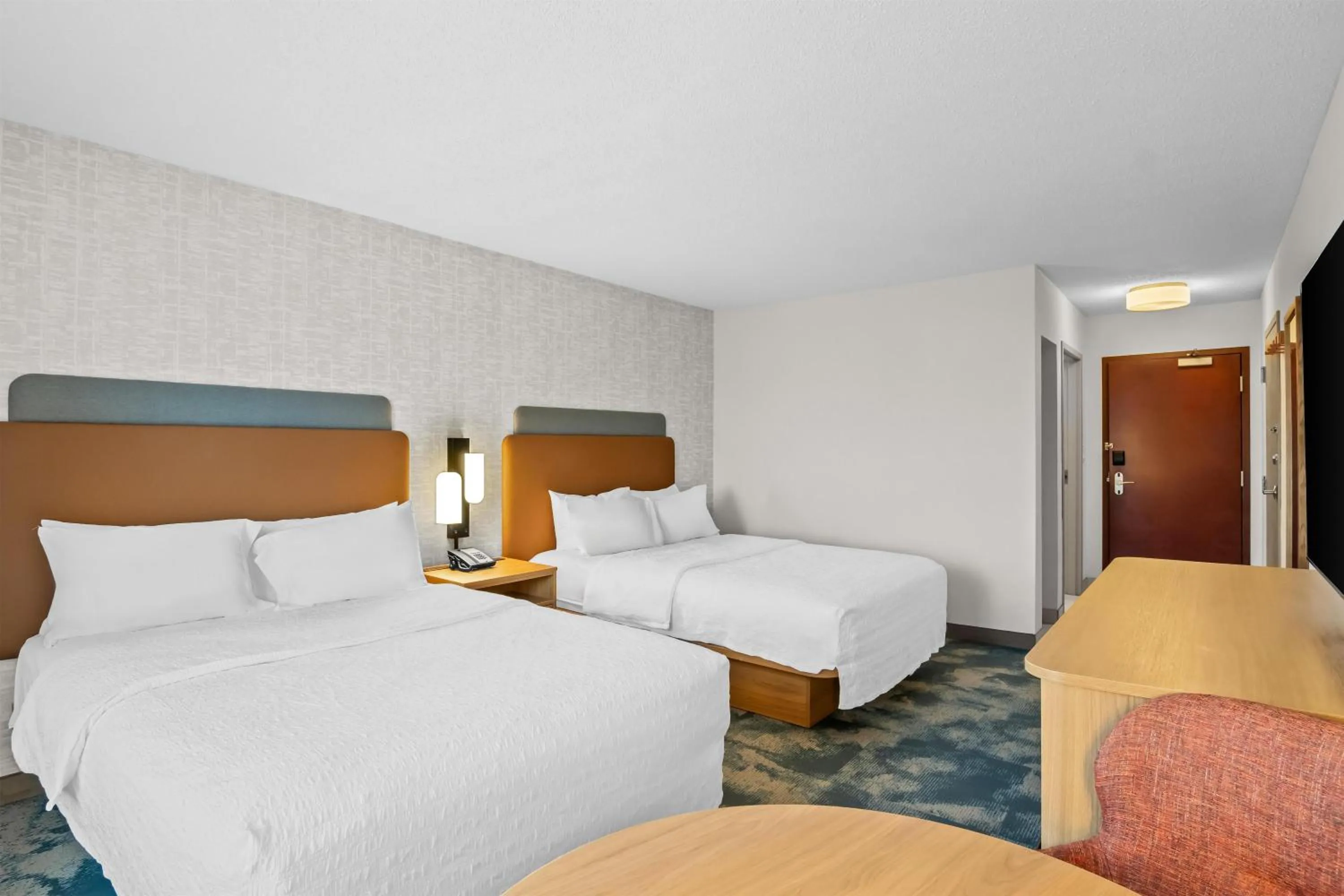 Bed in Hampton Inn & Suites Detroit-Canton