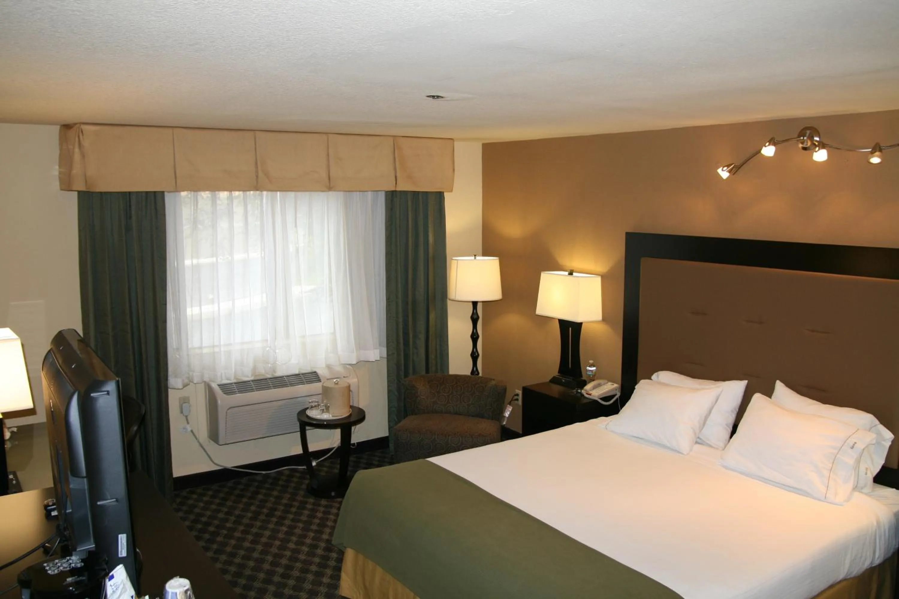 Bed in Holiday Inn Express Union City San Jose by IHG