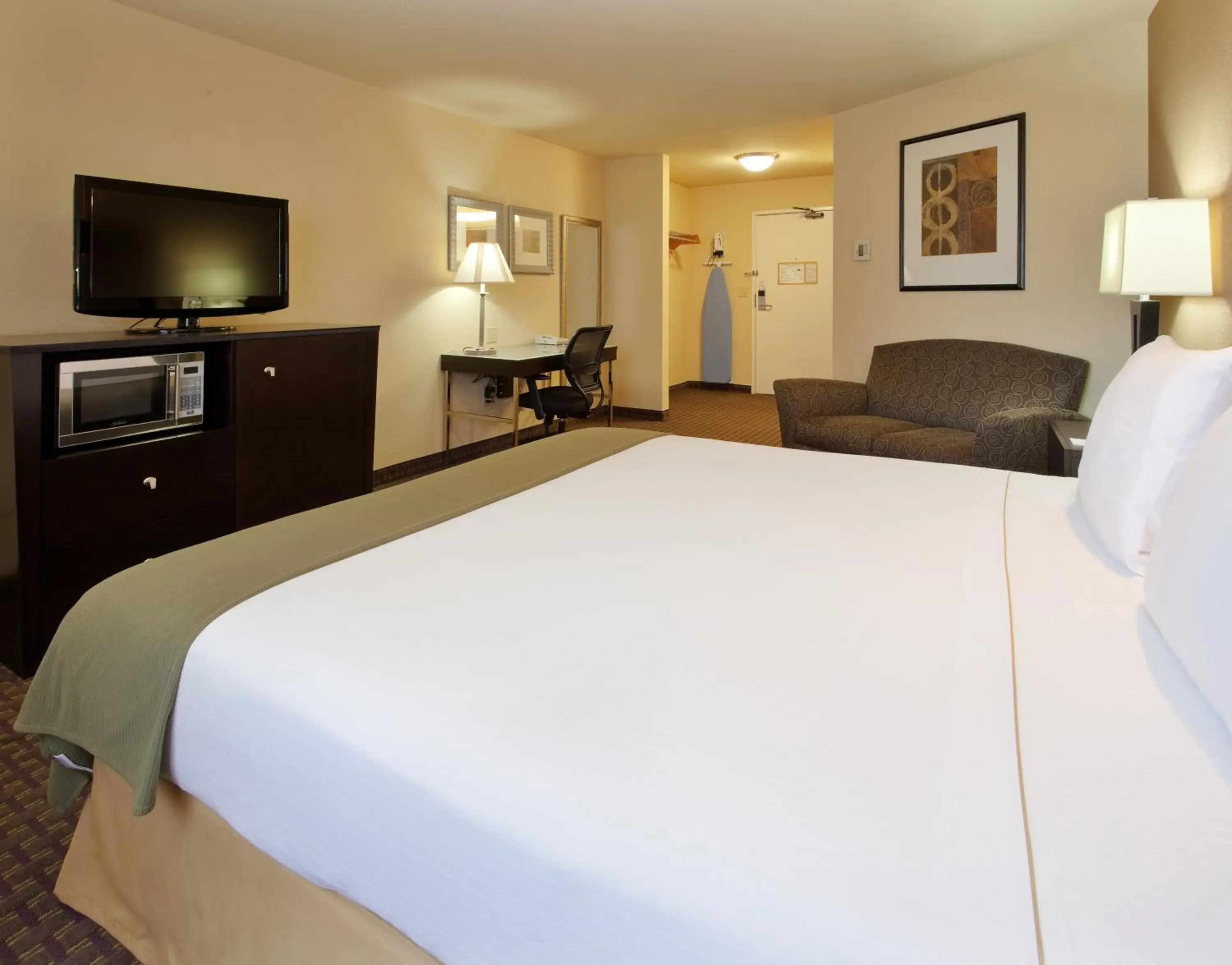 Photo of the whole room, Bed in Holiday Inn Express Union City San Jose by IHG Photo of the whole room, Bed in Holiday Inn Express Union City San Jose by IHG