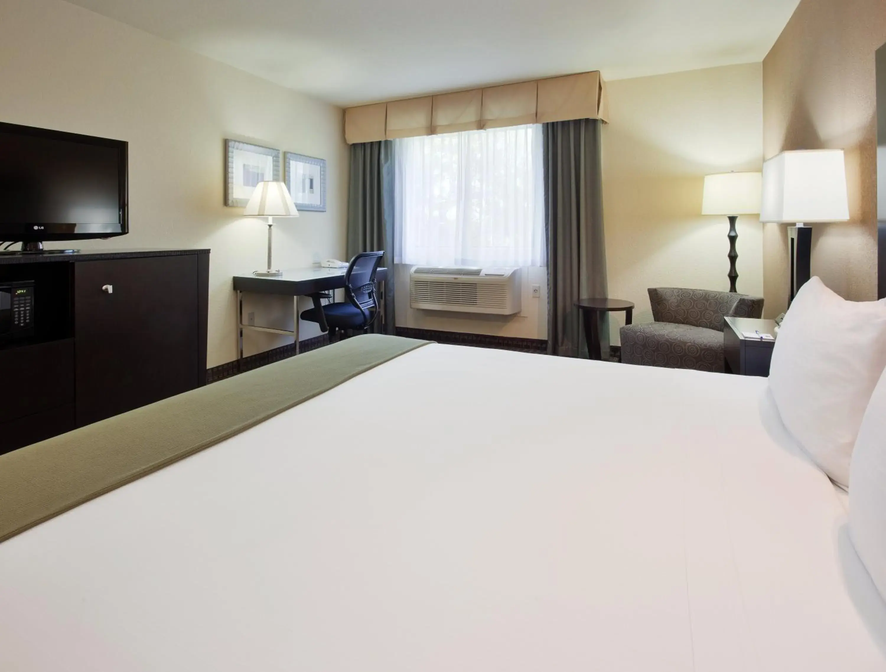 Photo of the whole room, Bed in Holiday Inn Express Union City San Jose by IHG Photo of the whole room, Bed in Holiday Inn Express Union City San Jose by IHG