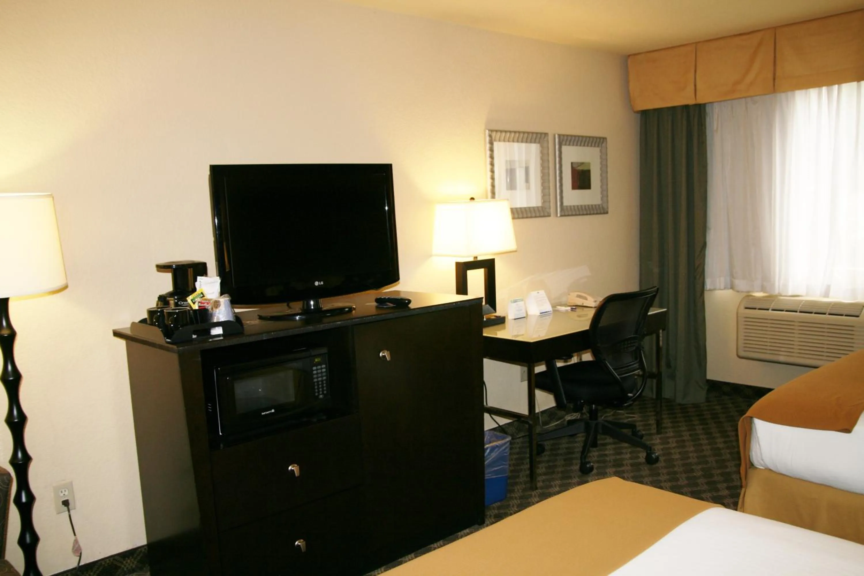TV and multimedia, Bed in Holiday Inn Express Union City San Jose by IHG