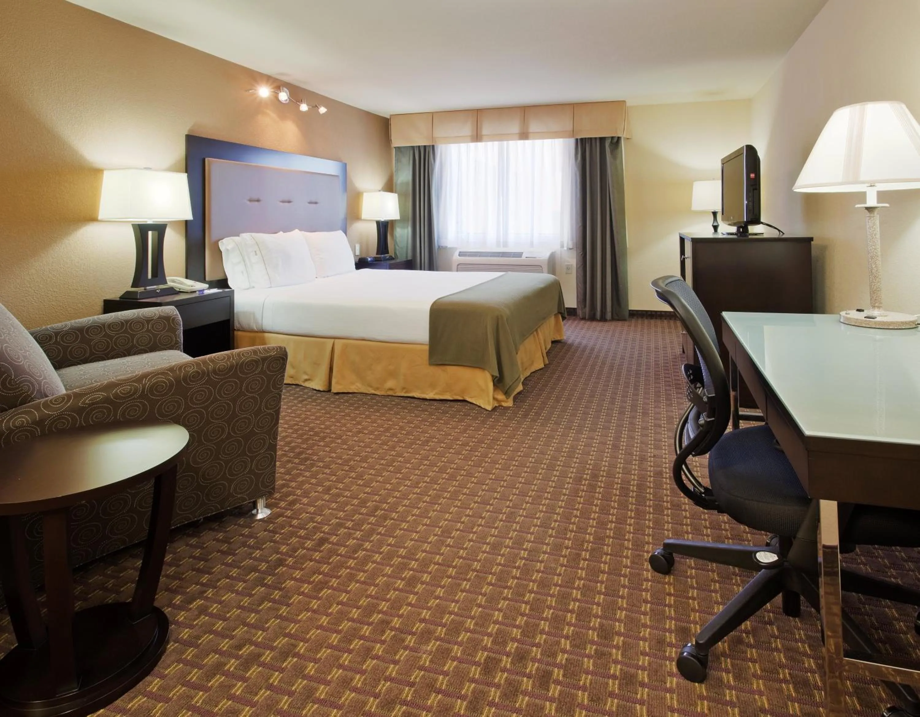 Photo of the whole room, Bed in Holiday Inn Express Union City San Jose by IHG