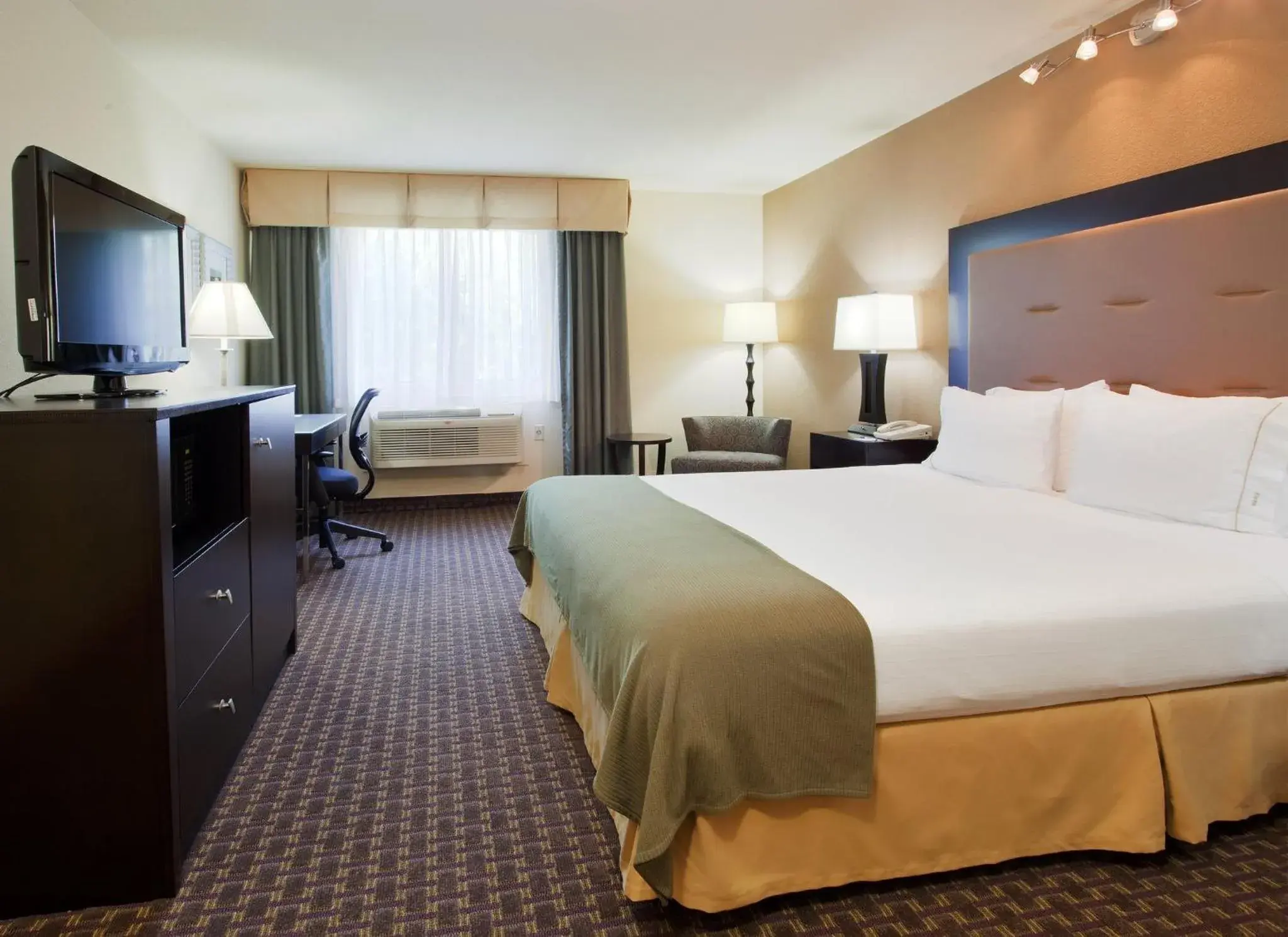 Photo of the whole room, Bed in Holiday Inn Express Union City San Jose by IHG Photo of the whole room, Bed in Holiday Inn Express Union City San Jose by IHG