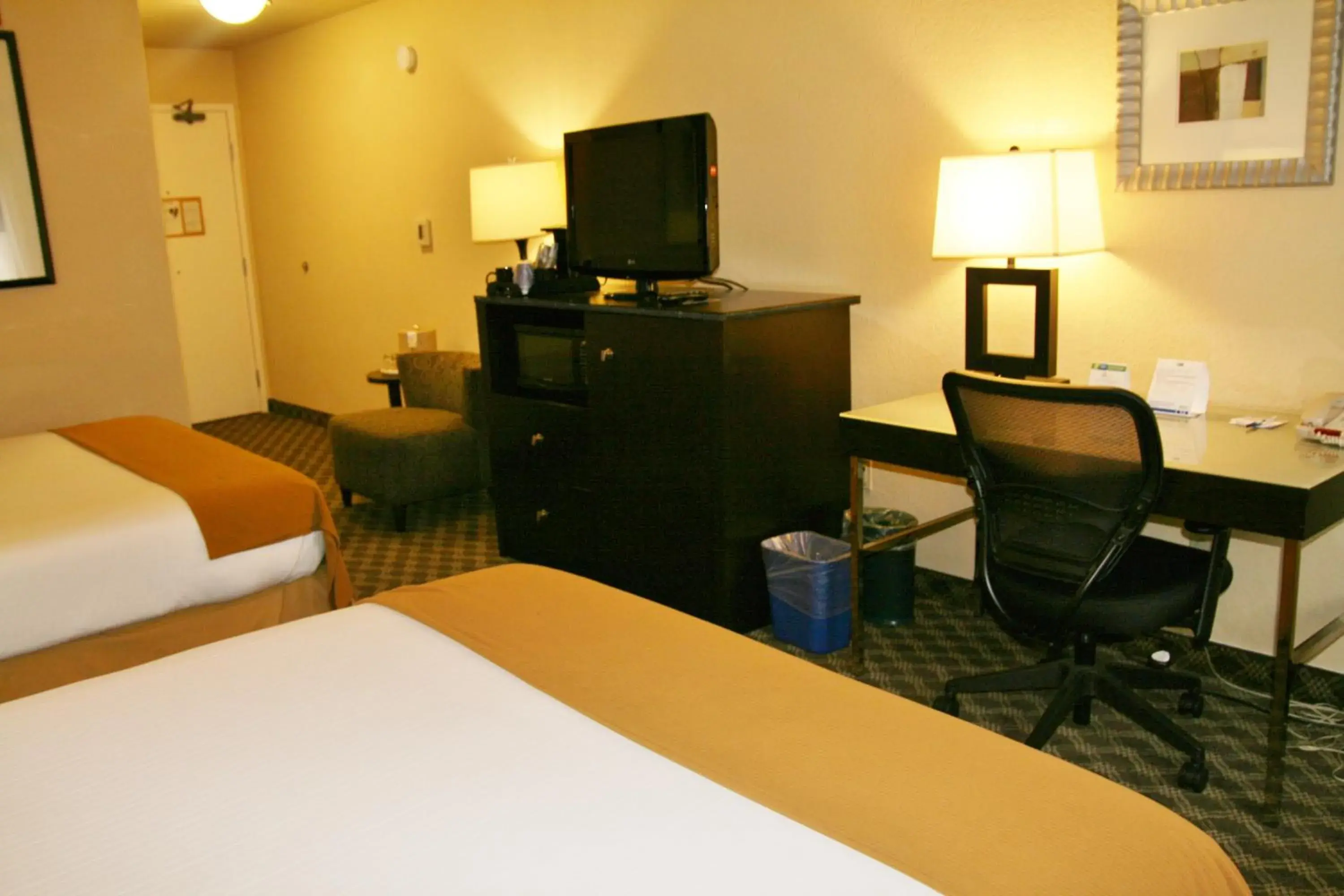 TV and multimedia, Bed in Holiday Inn Express Union City San Jose by IHG TV and multimedia, Bed in Holiday Inn Express Union City San Jose by IHG