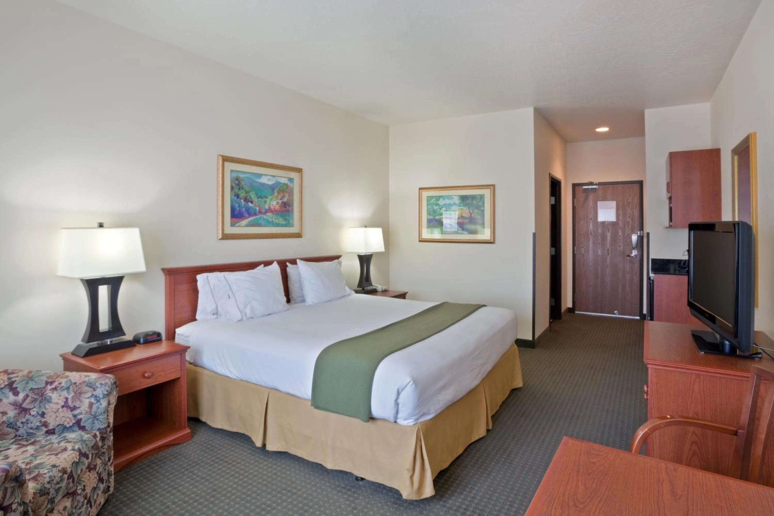 Photo of the whole room, Bed in Holiday Inn Express Hotel & Suites Ashland by IHG