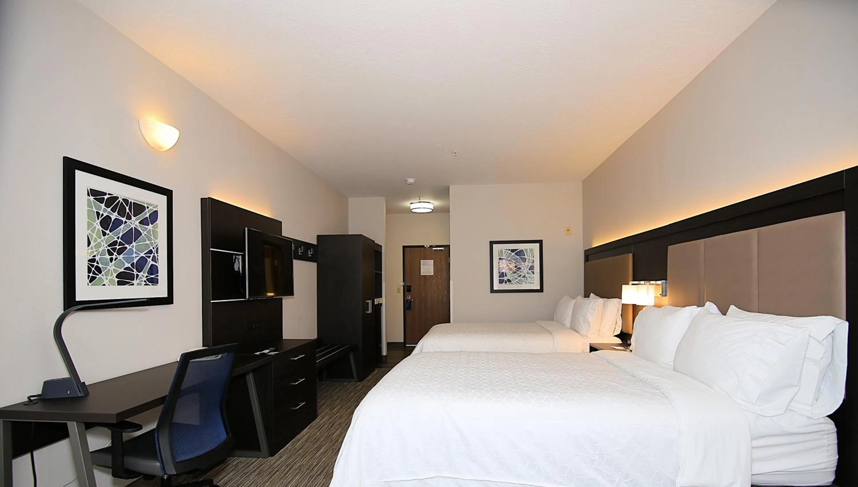 Photo of the whole room, Bed in Holiday Inn Express Hotel & Suites Ashland by IHG