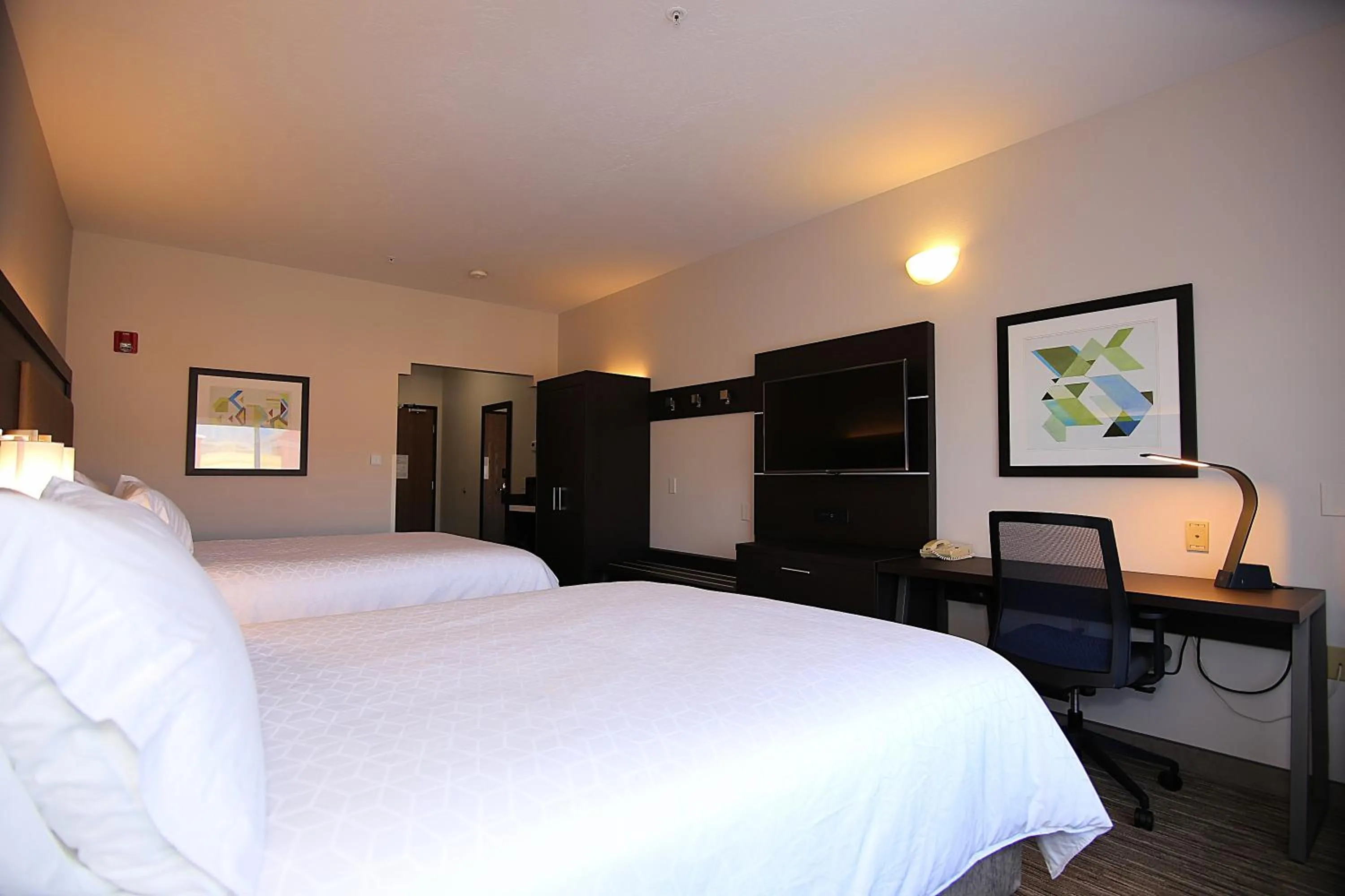 Photo of the whole room, Bed in Holiday Inn Express Hotel & Suites Ashland by IHG