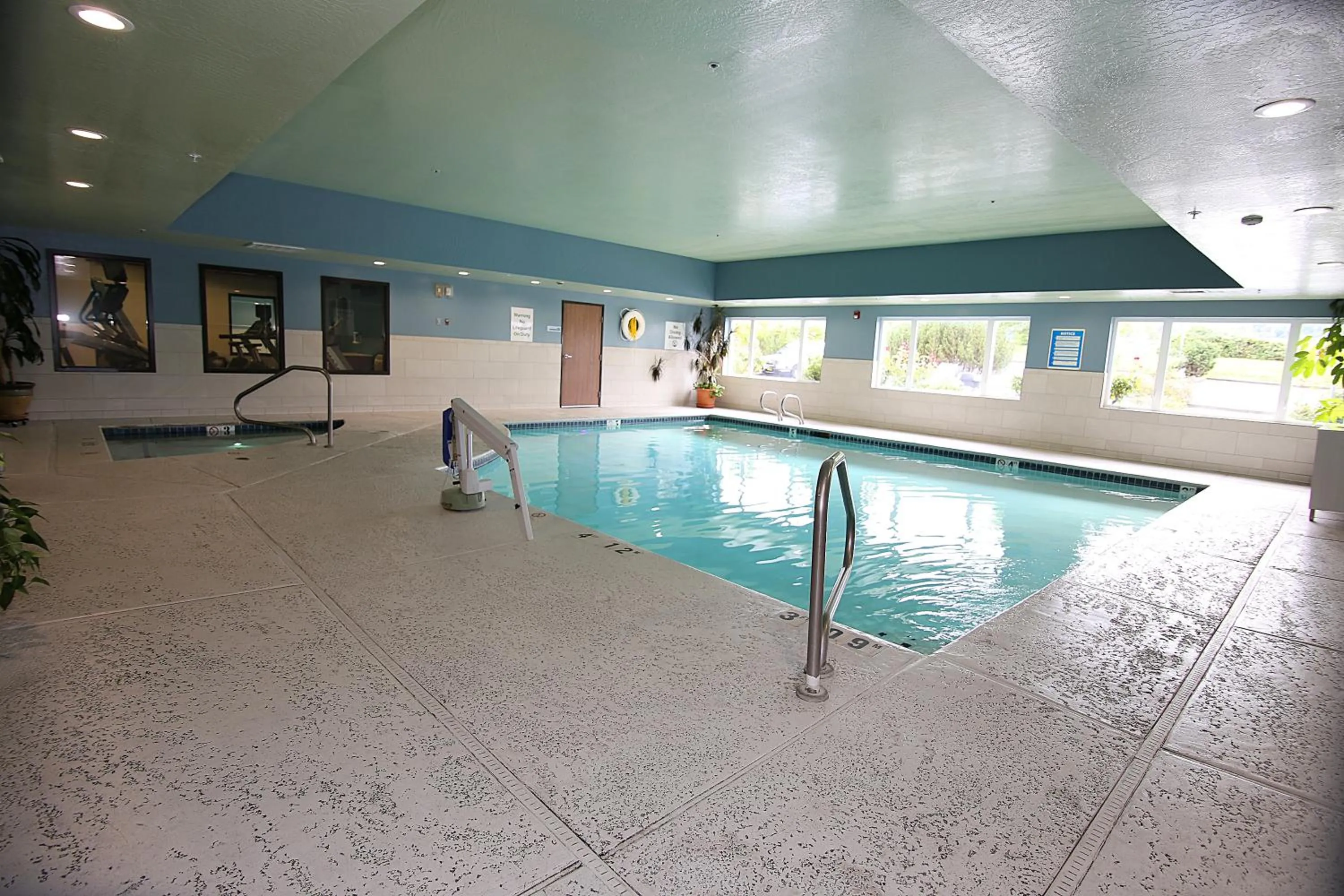 Swimming pool in Holiday Inn Express Hotel & Suites Ashland by IHG