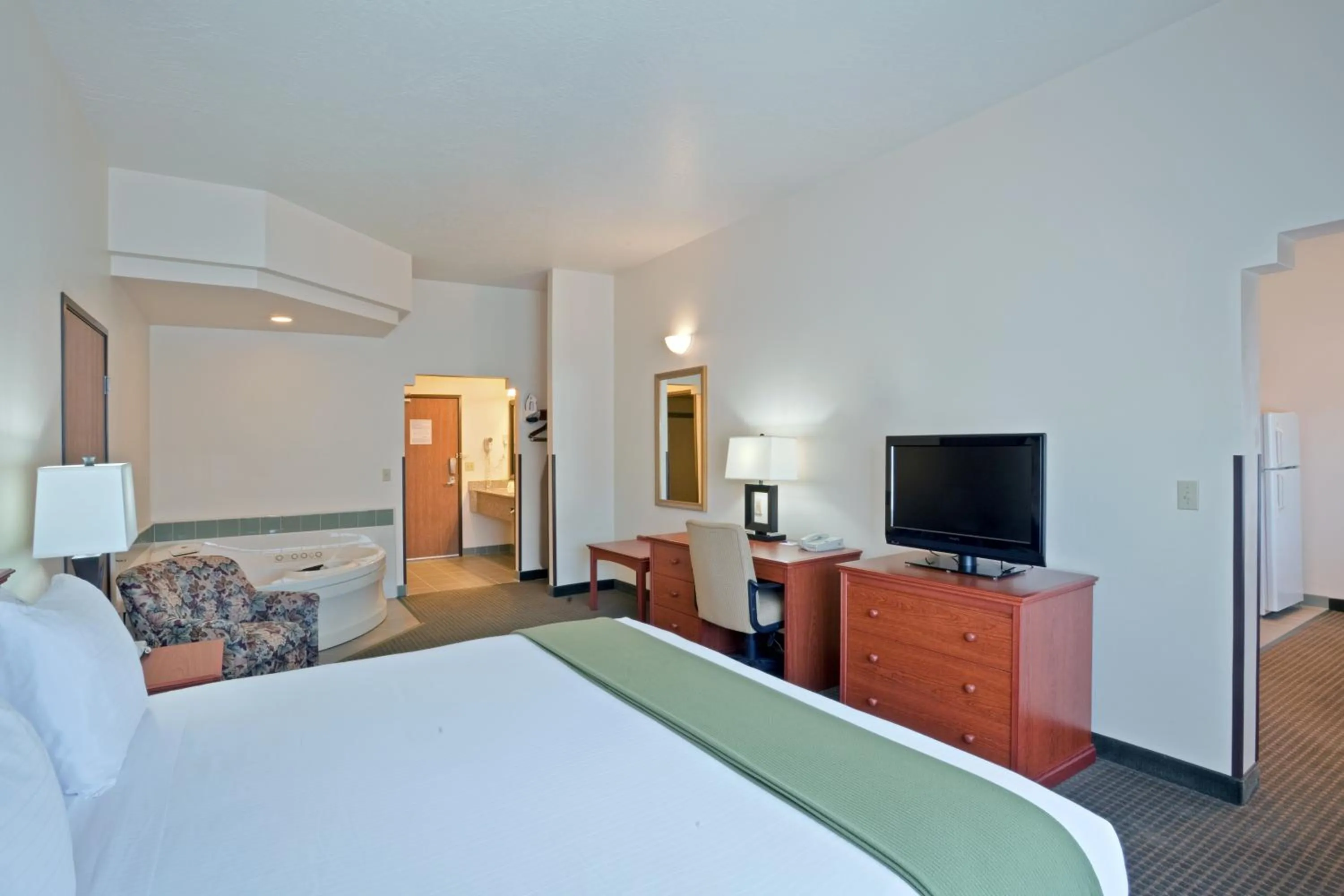 Photo of the whole room, Bed in Holiday Inn Express Hotel & Suites Ashland by IHG