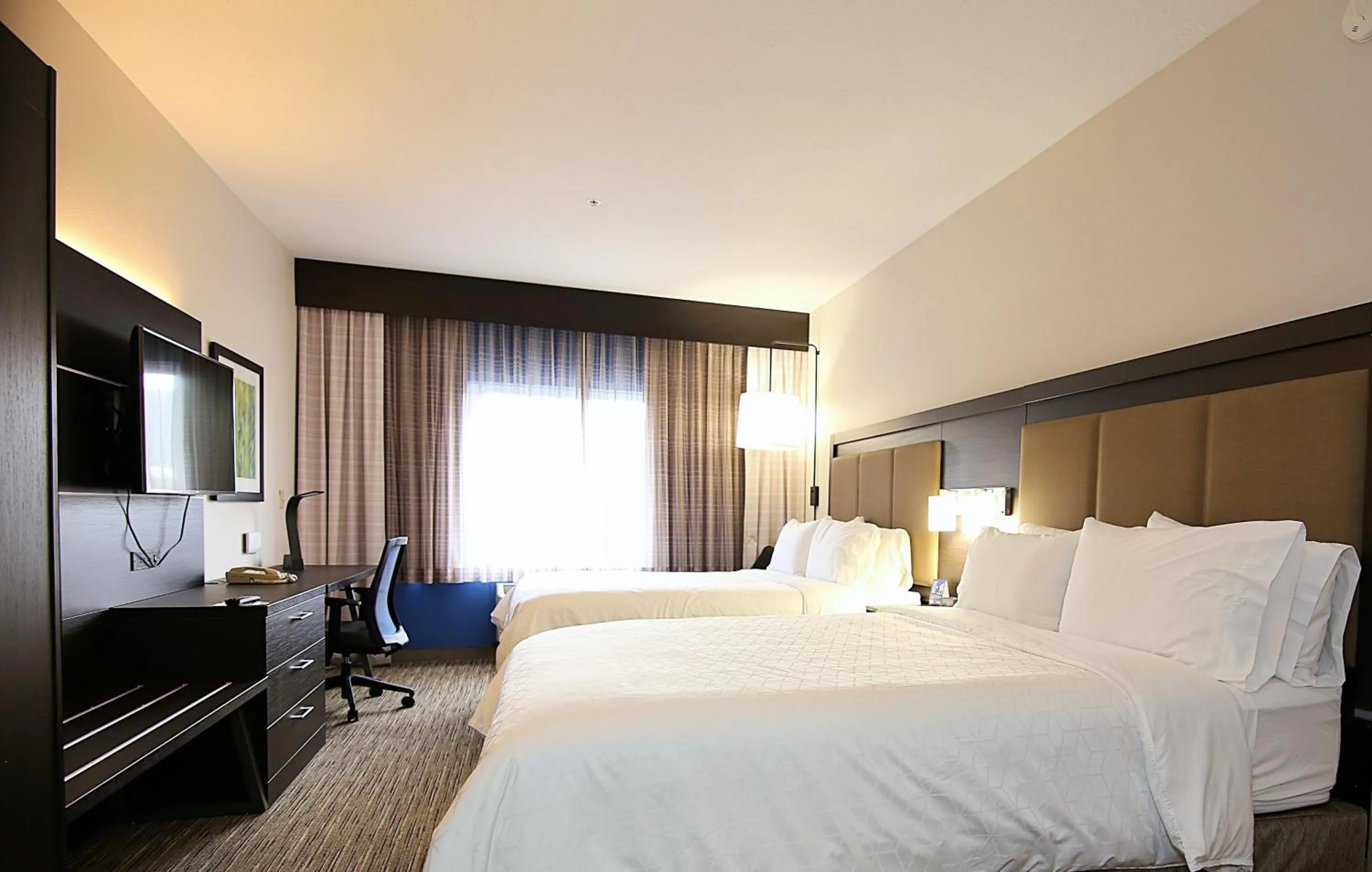 Photo of the whole room, Bed in Holiday Inn Express Hotel & Suites Ashland by IHG
