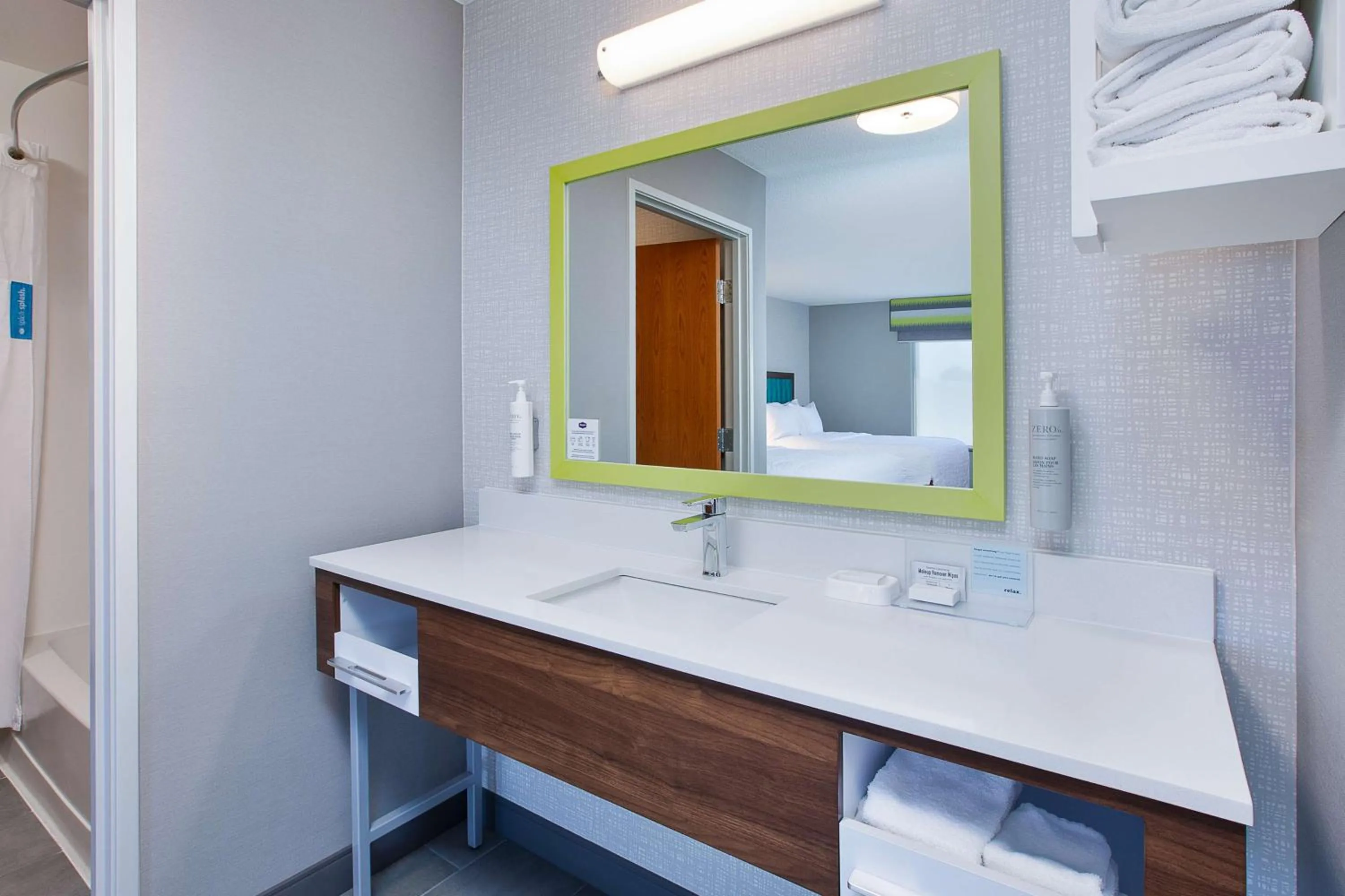 Bathroom in Hampton Inn Detroit - Shelby Township