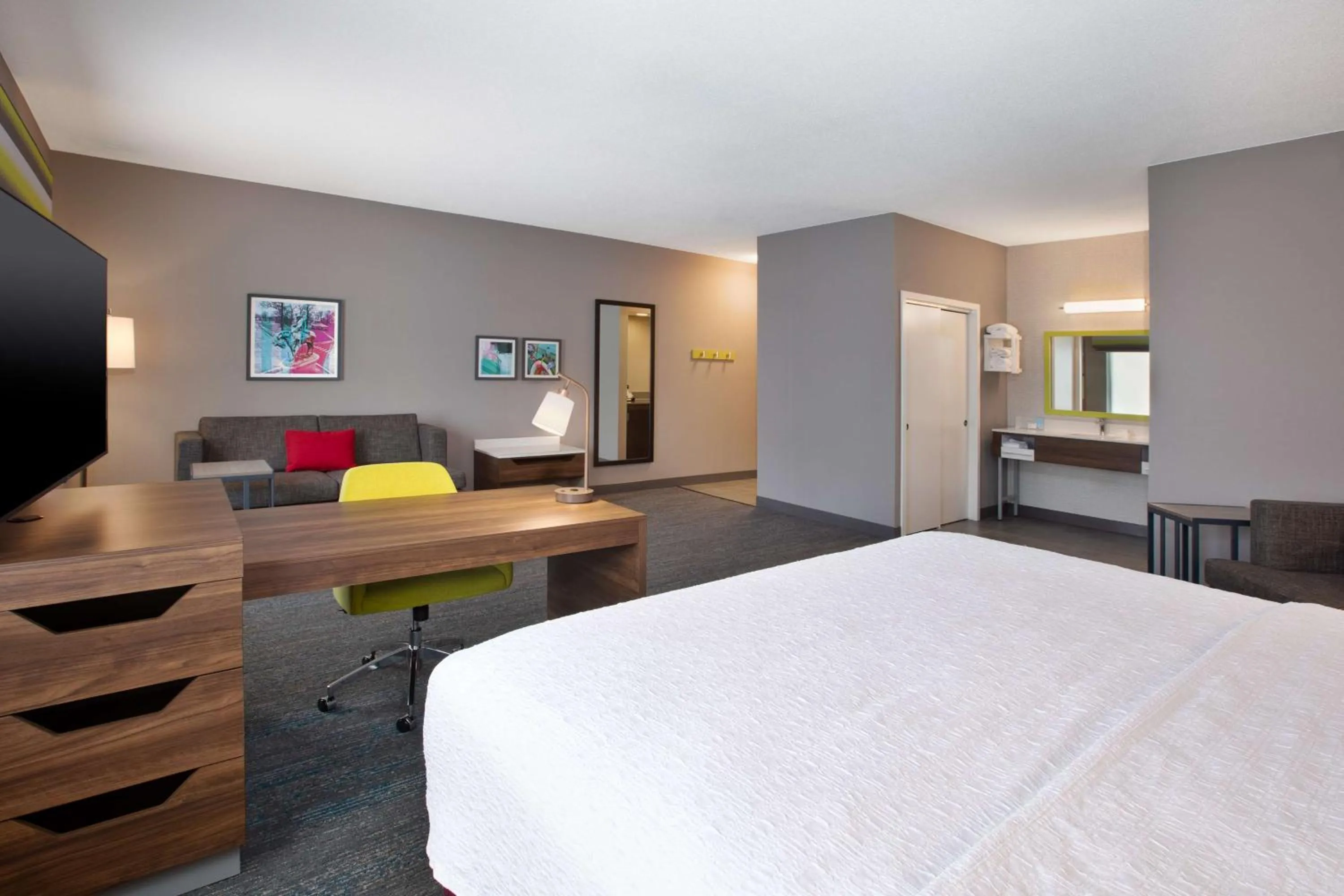 Bedroom, Bed in Hampton Inn Detroit - Shelby Township