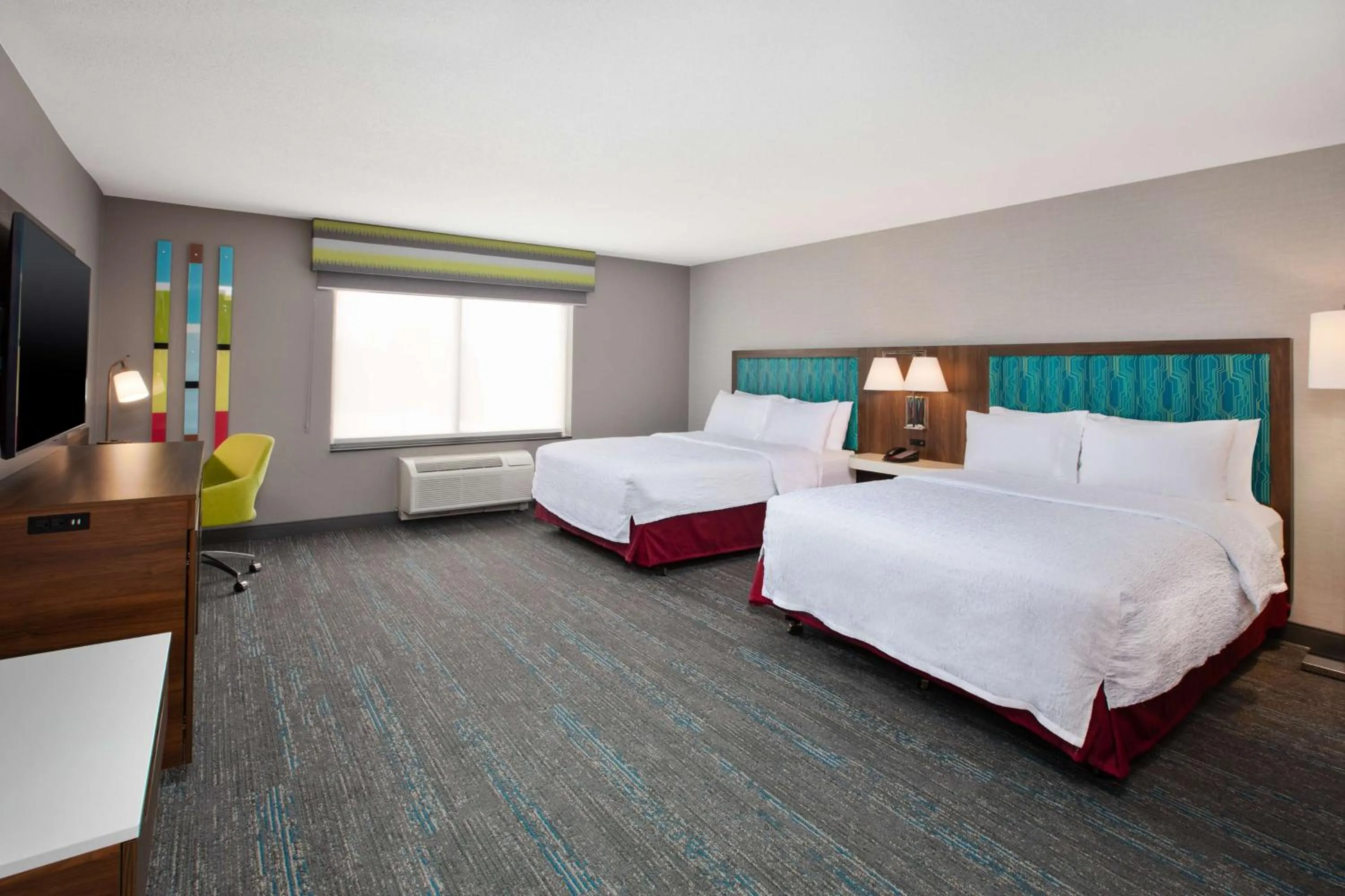 Bed in Hampton Inn Detroit - Shelby Township