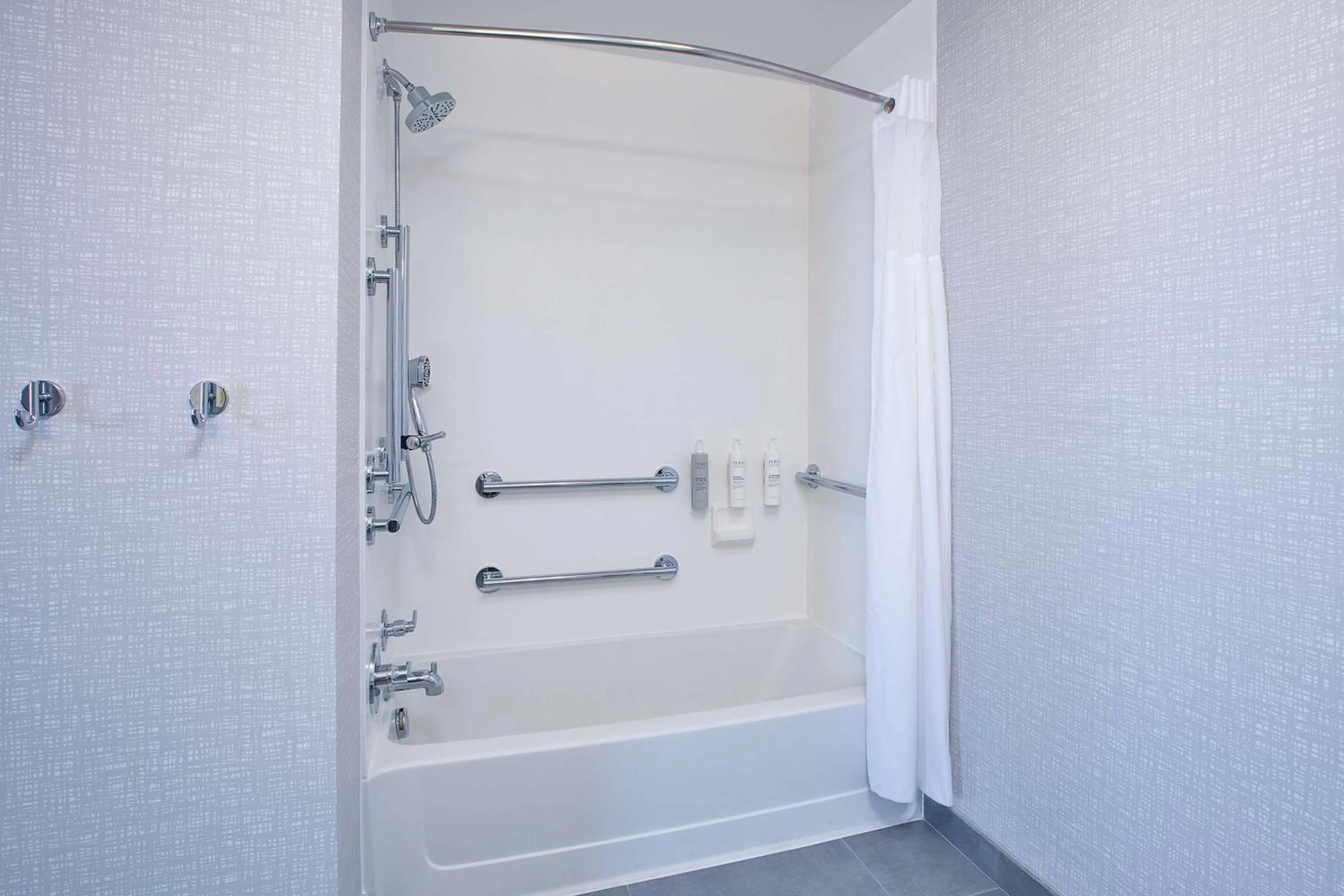 Bathroom in Hampton Inn Detroit - Shelby Township