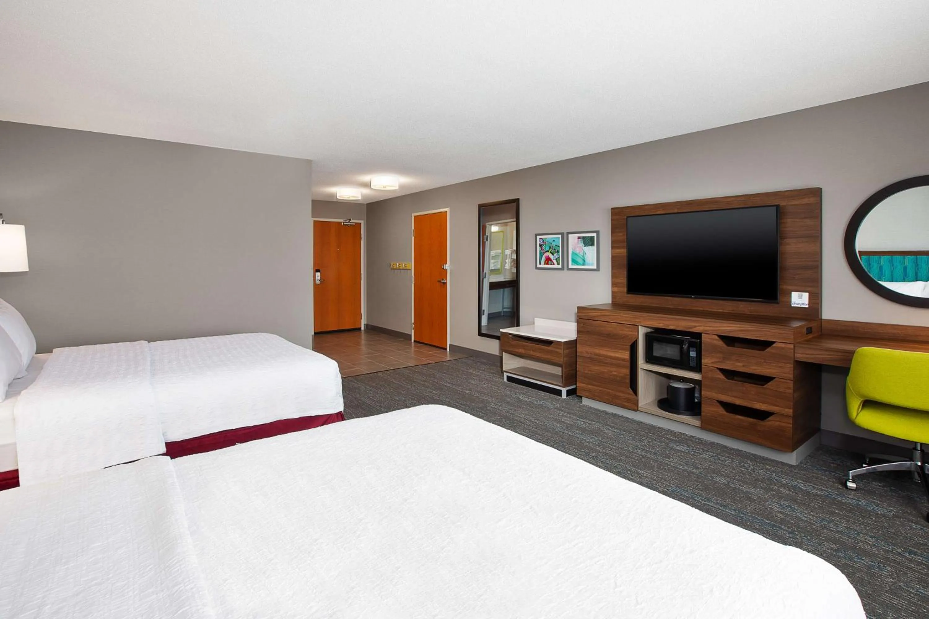 Bedroom, Bed in Hampton Inn Detroit - Shelby Township