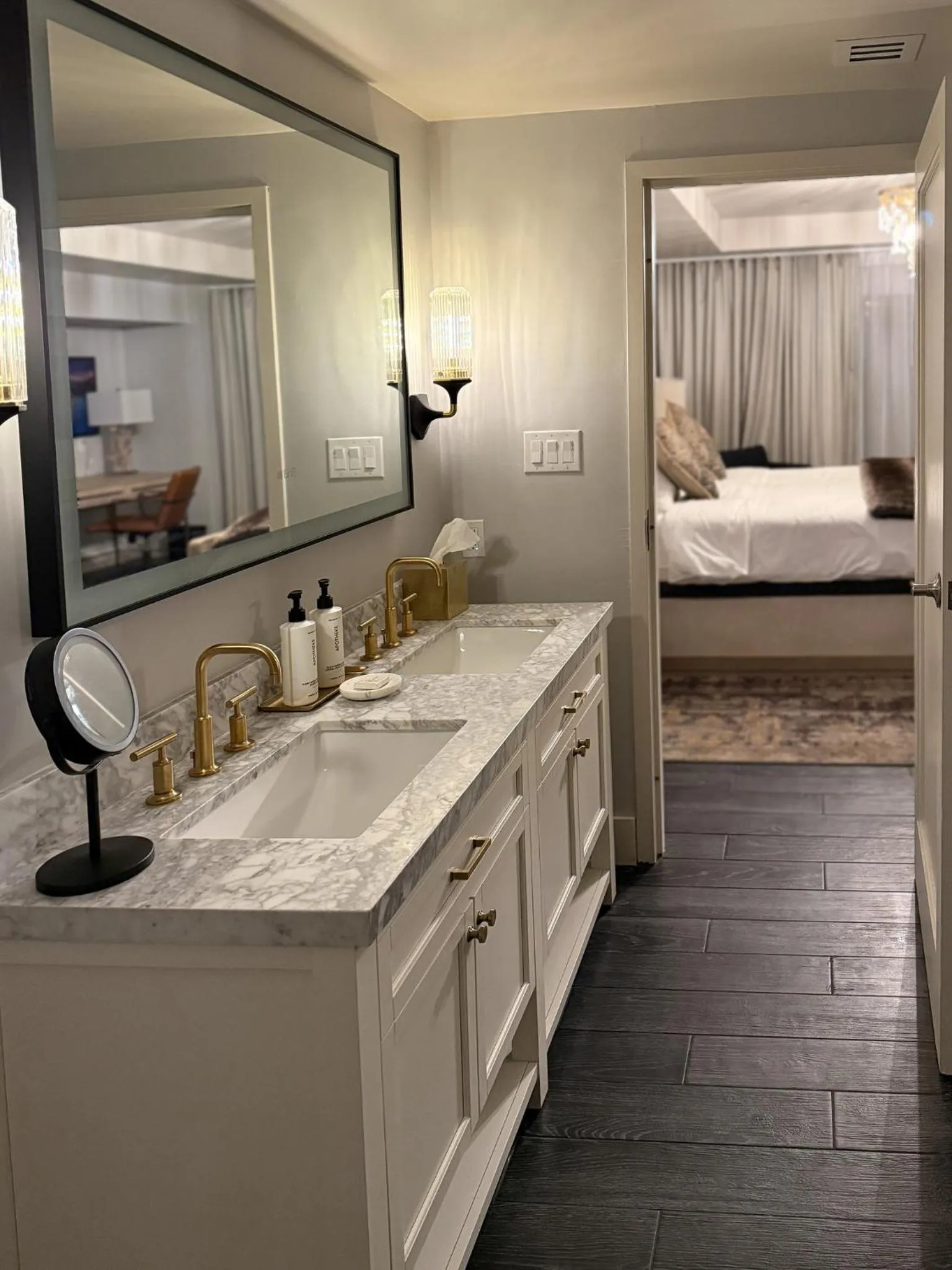 Bathroom, Bed in Crowne Plaza Phoenix - Chandler Golf Resort by IHG