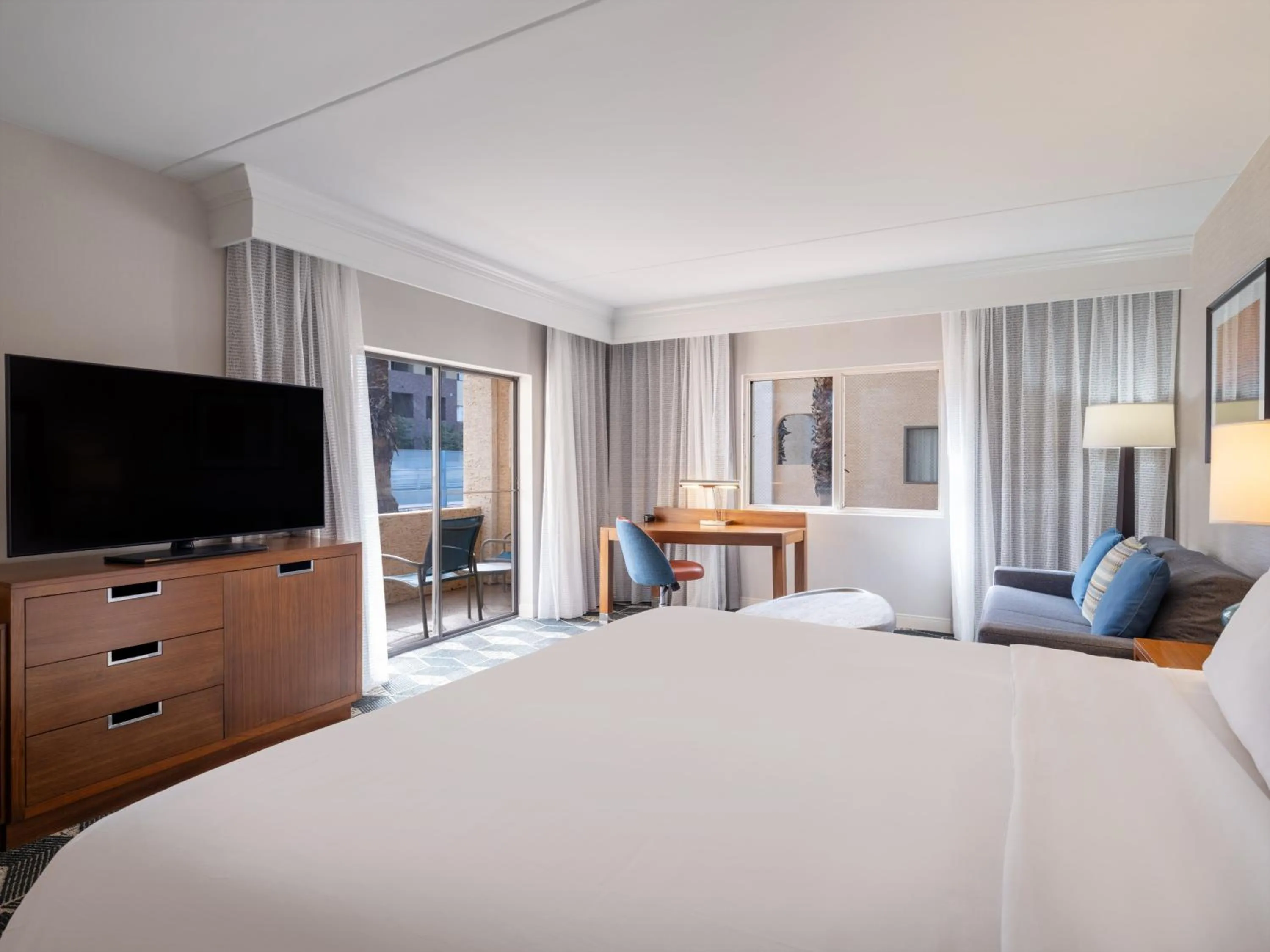 Photo of the whole room, Bed in Crowne Plaza Phoenix - Chandler Golf Resort by IHG