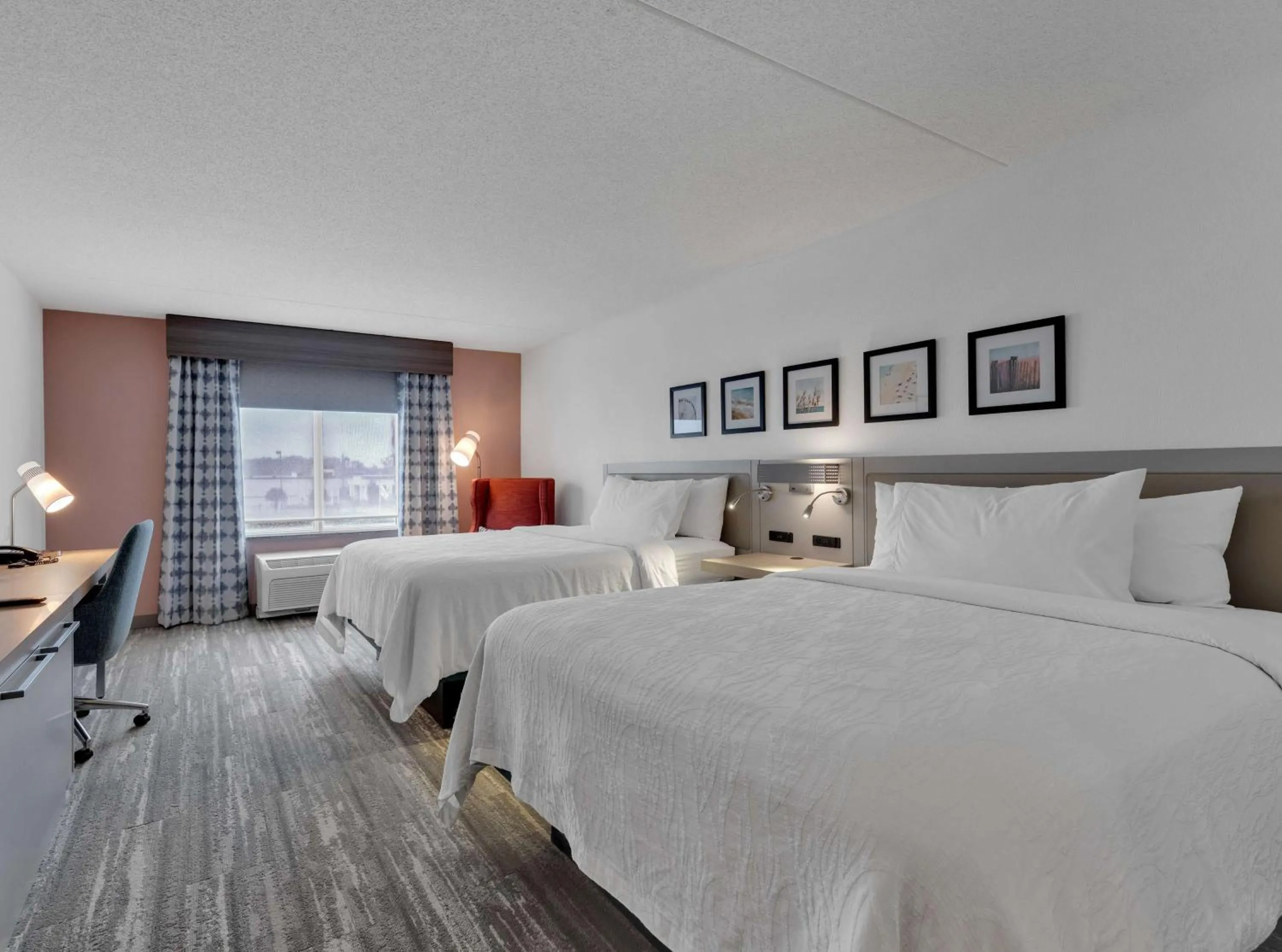 Bed in Hilton Garden Inn Myrtle Beach/Coastal Grand Mall