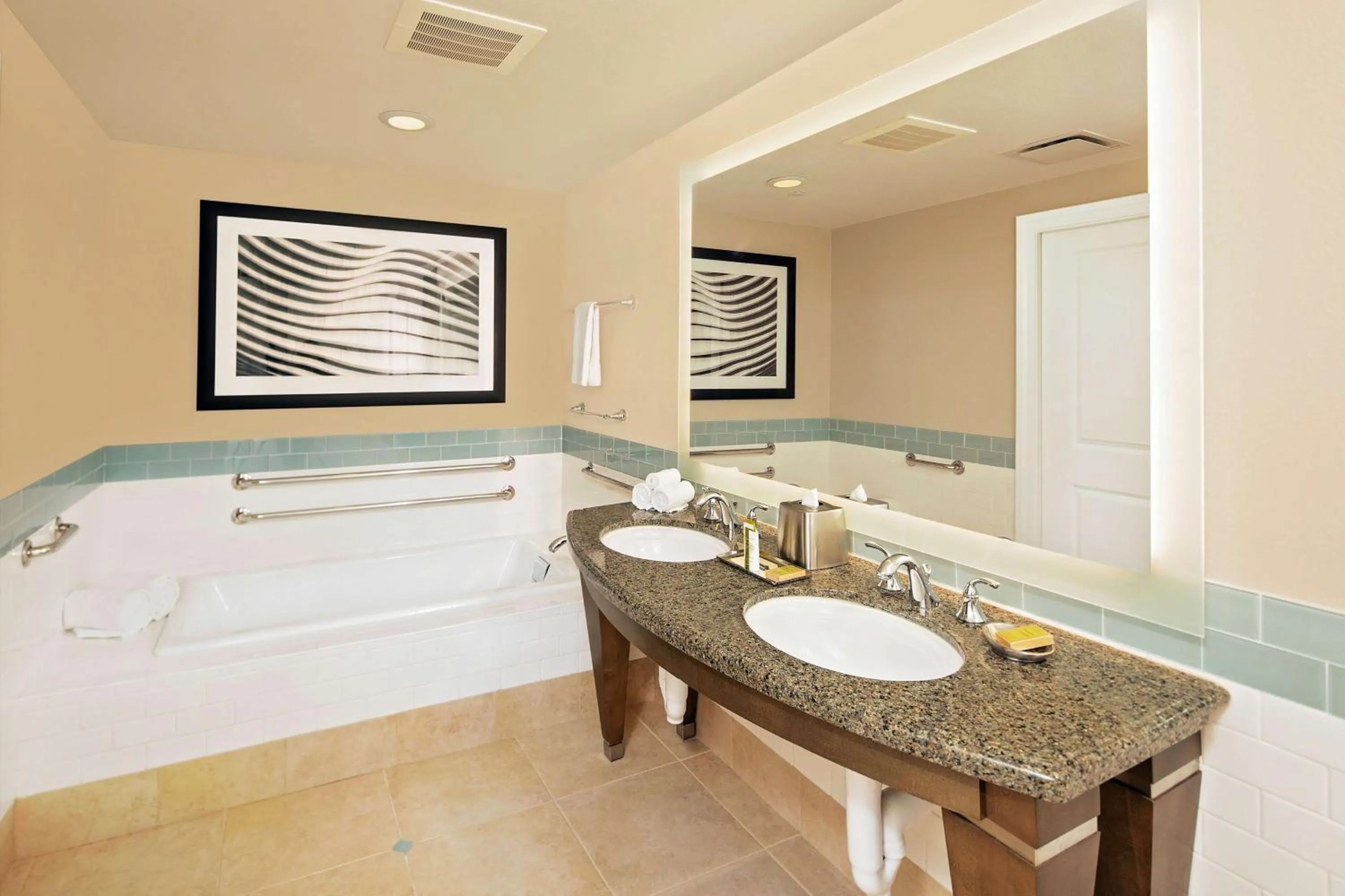 Bathroom, Bed in Hilton Grand Vacations Club Parc Soleil Orlando