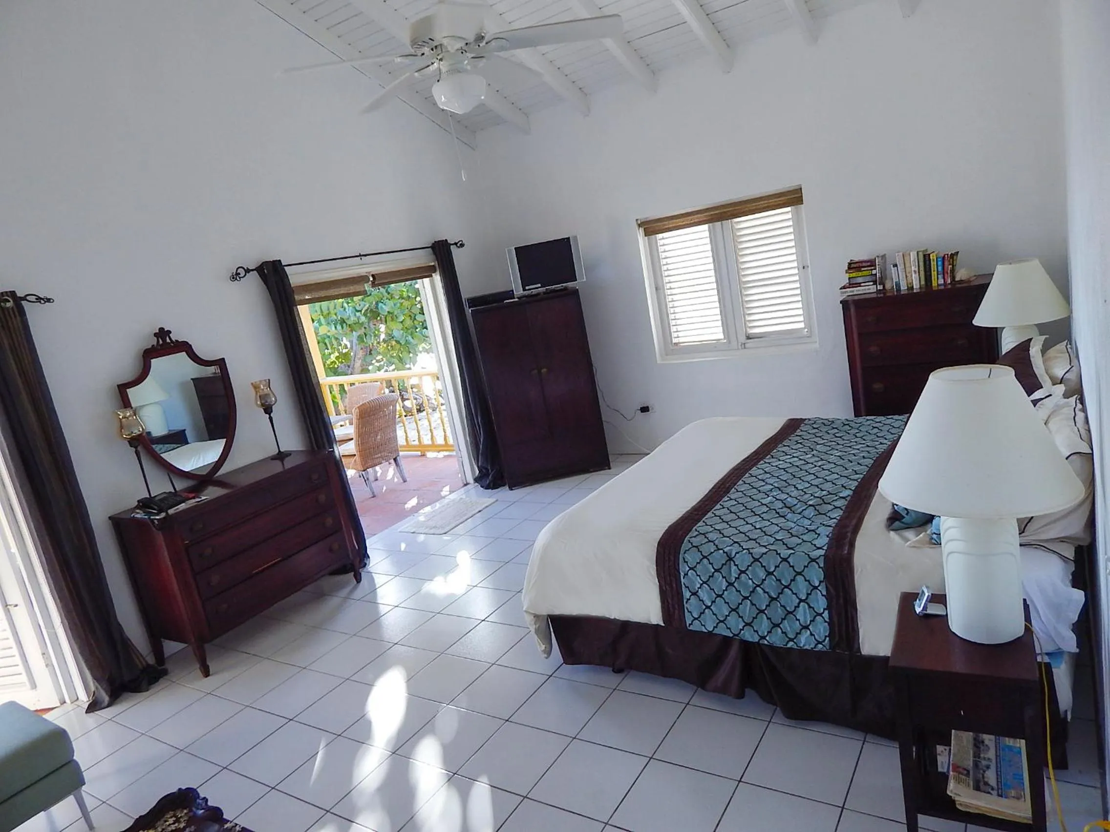 Kitchen or kitchenette, Bed in Rendezvous Bay Hotel