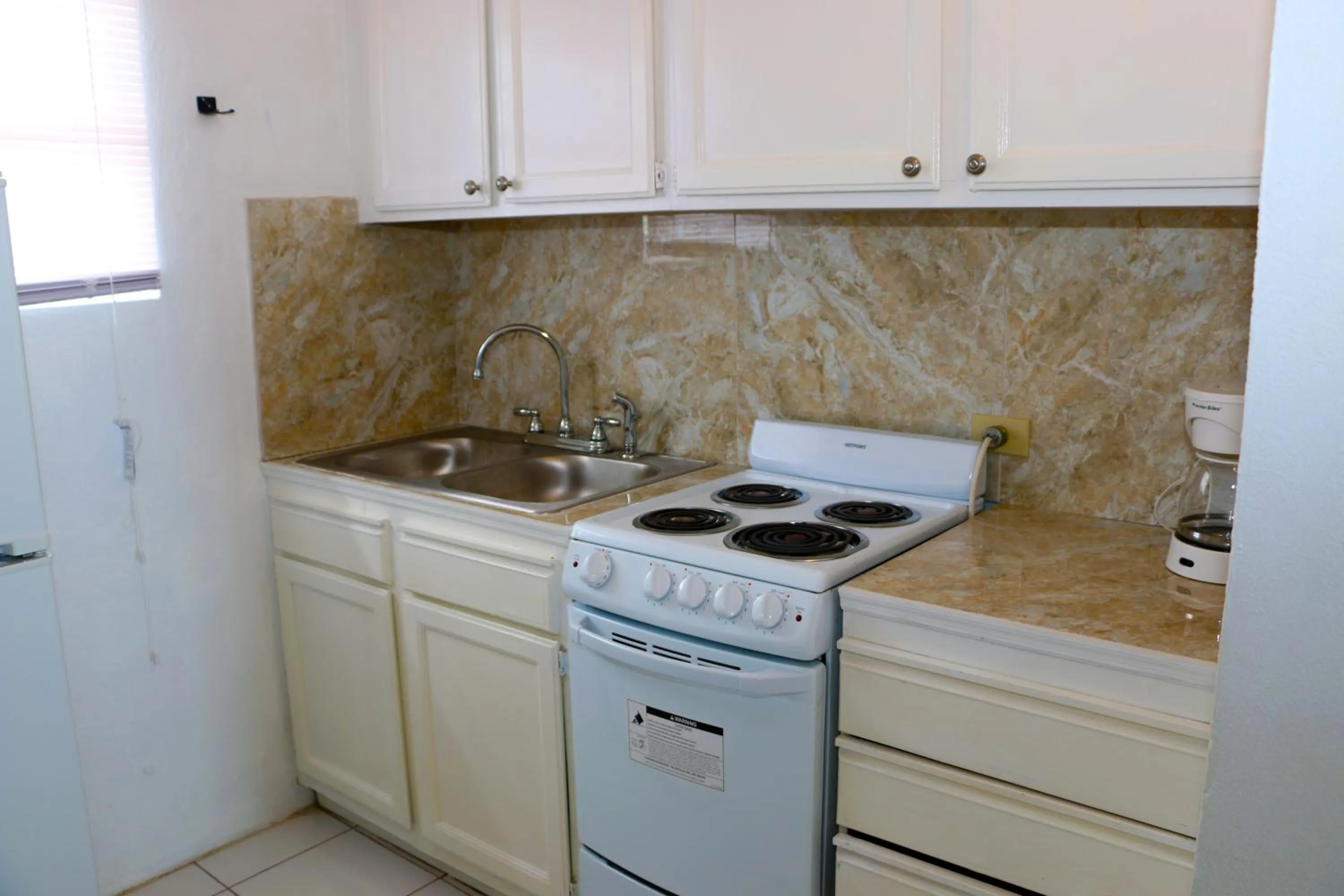 Kitchen or kitchenette in Rendezvous Bay Hotel