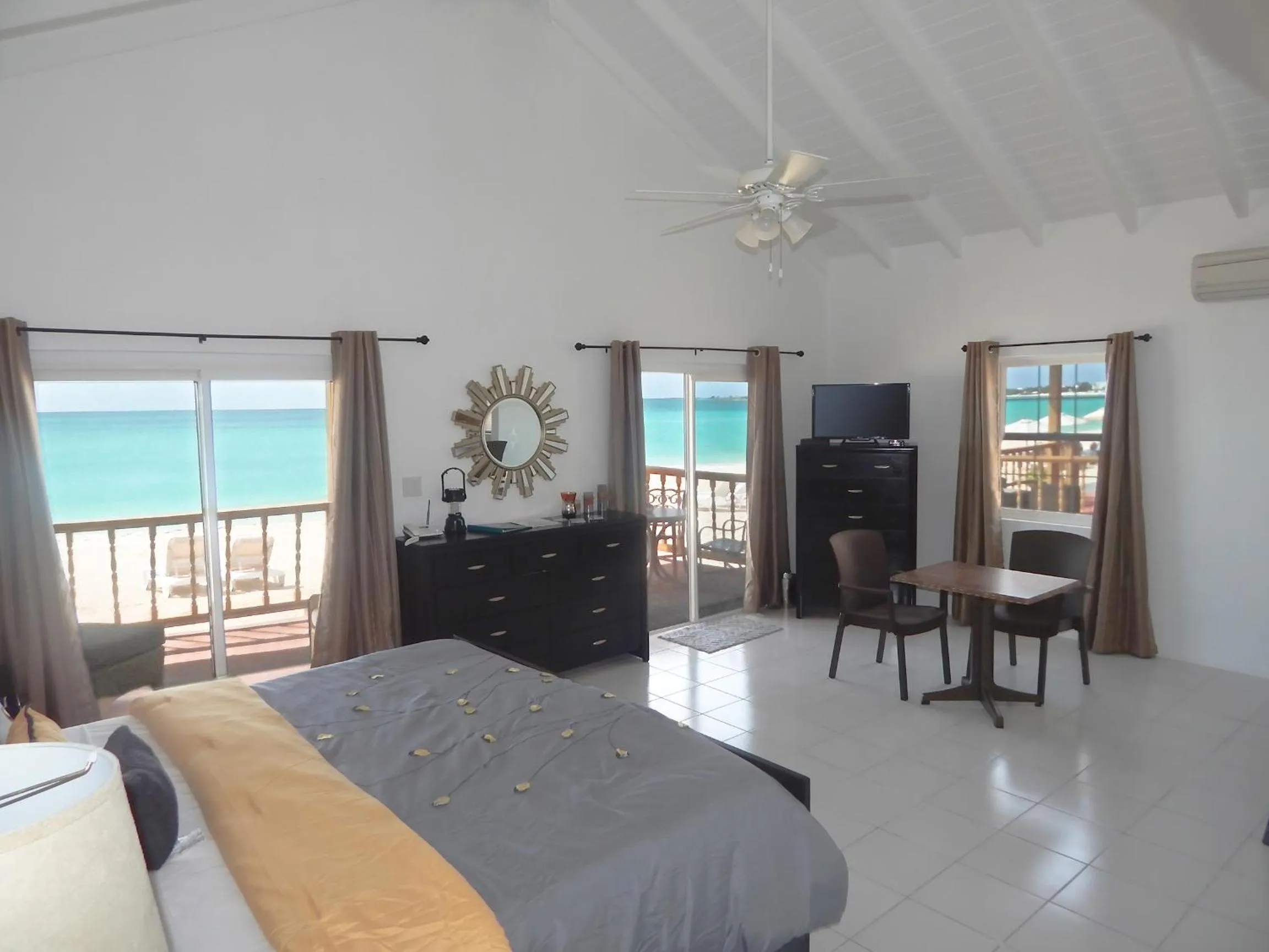 Bedroom, Bed in Rendezvous Bay Hotel